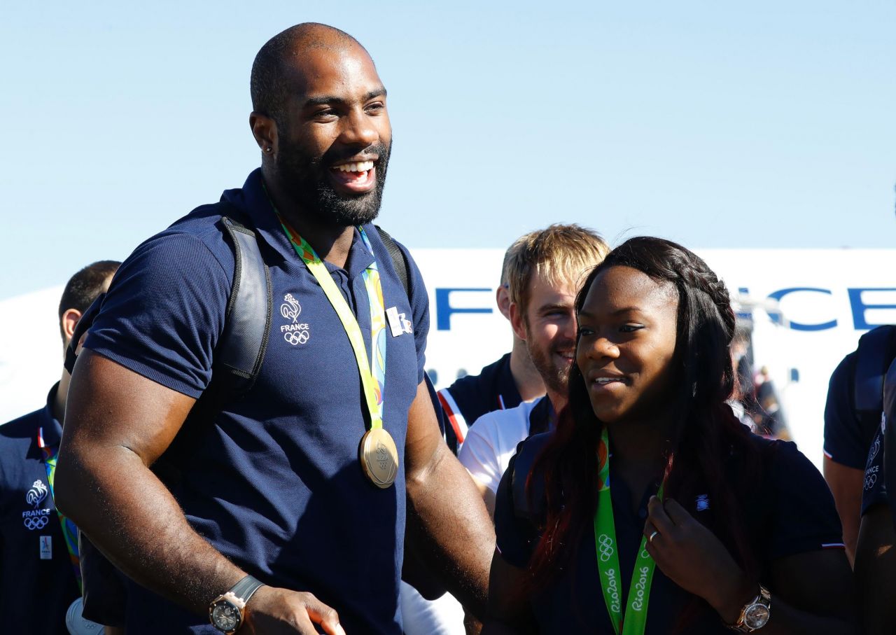 Les judokas Teddy Riner et Clarisse Agbégnénou avec leurs médailles au retour de Rio. AFP/Lionel Bonaventure