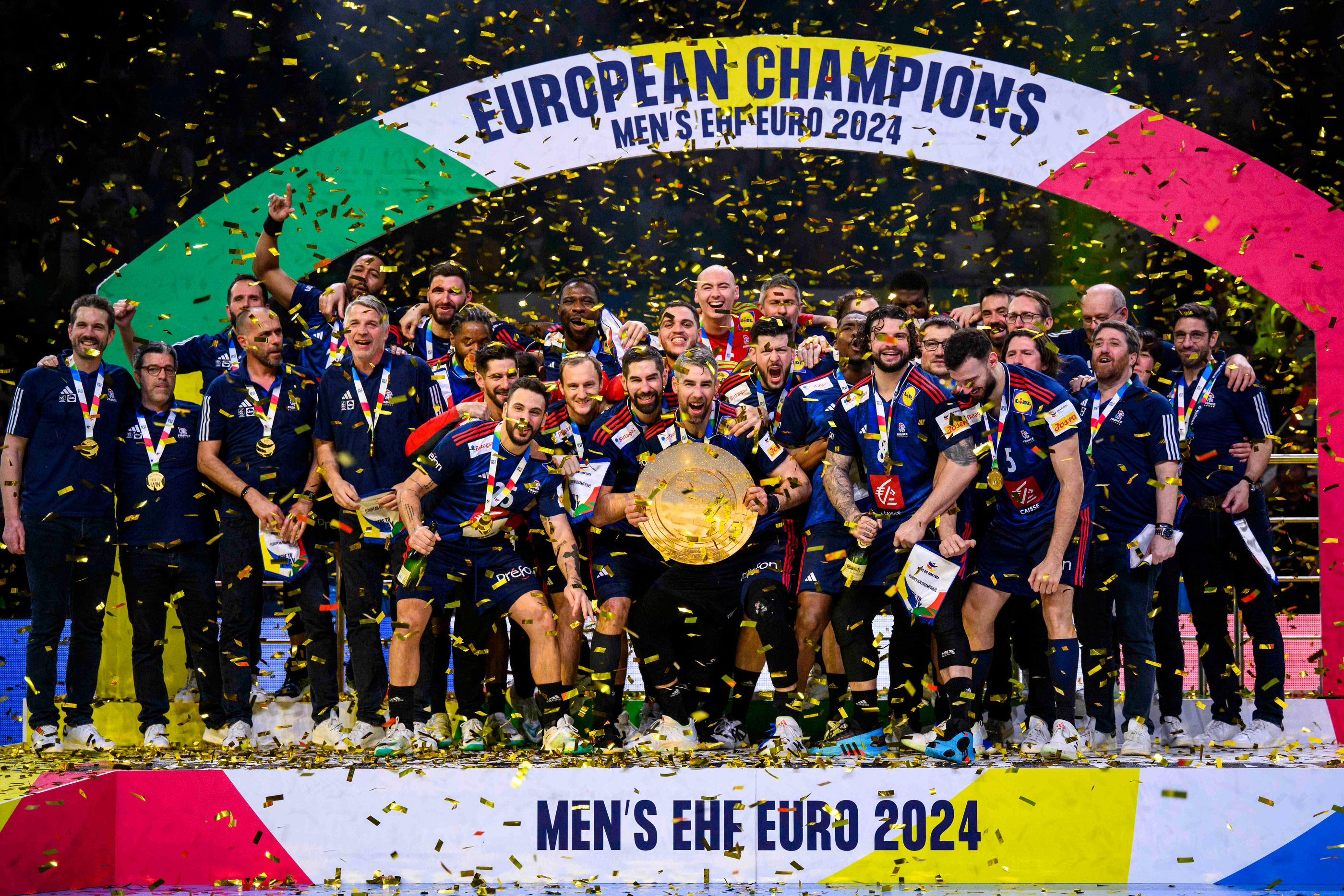 La joie des Français, champions d'Europe 2024 après un match très disputé face au Danemark (33-31). Icon Sport/DPA/Tom Weller