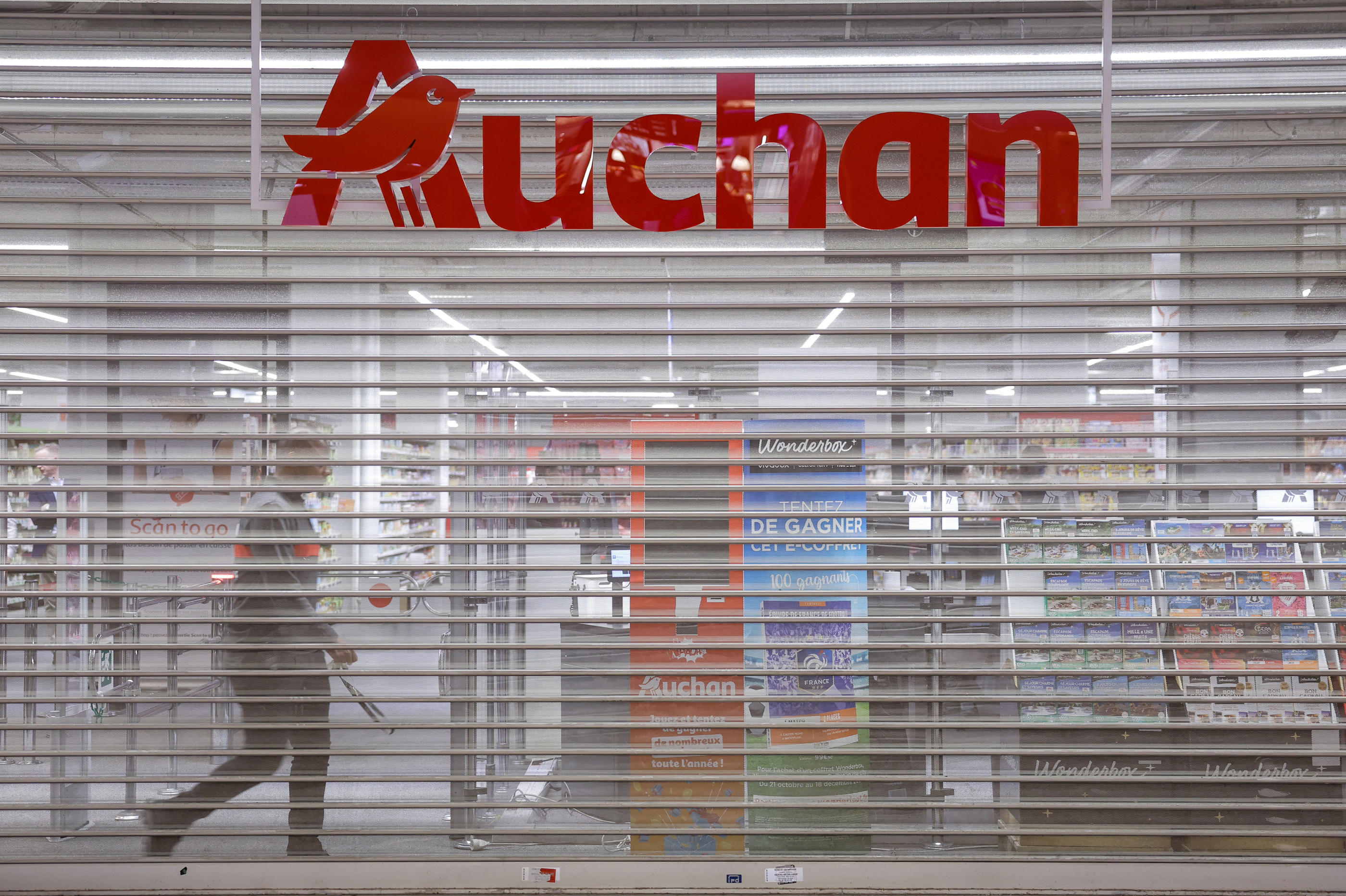 Auchan envisage de vendre sept supermarchés en mauvaise posture, mais aussi de développer la franchise, notamment en acquérant de nouveaux magasins. AFP/Thomas Samson