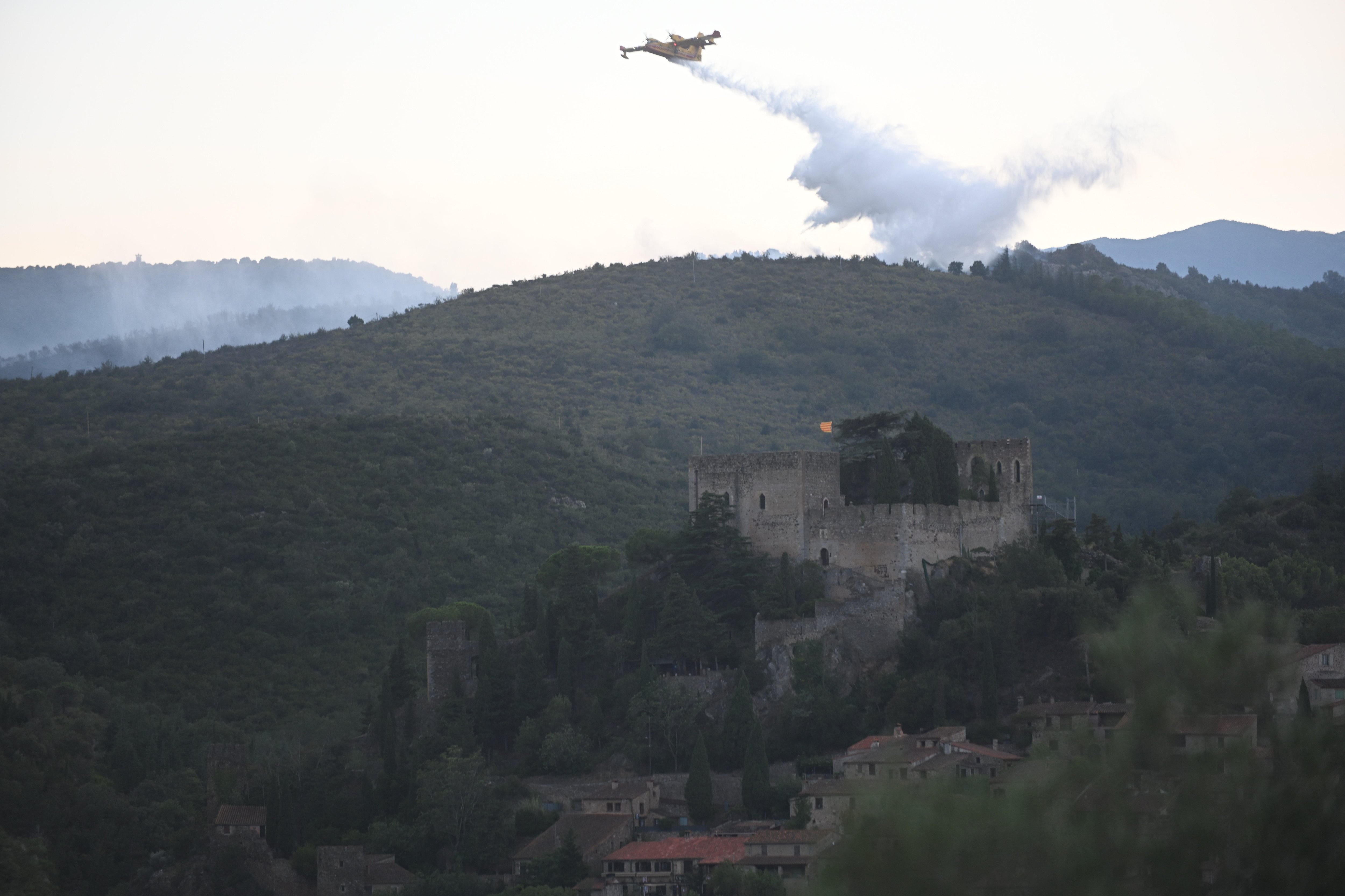 Les bombardier d'eau étaient à l'oeuvre ce jeudi pour lutter contre l'incendie près de Perpignan./LP/Christian Goutorbe