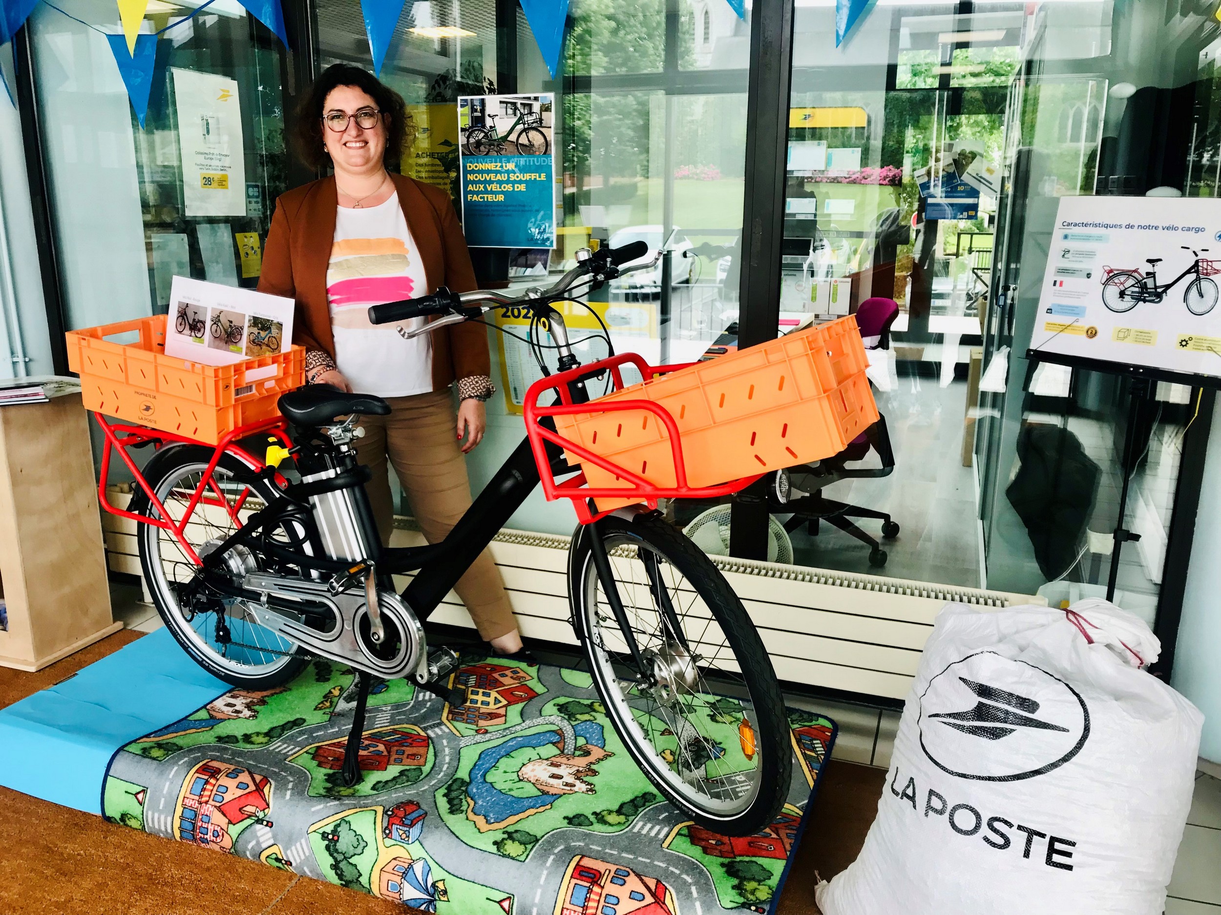 La Poste de Bosroumois (Eure) vend des vélos électriques reconditionnés par la société Nouvelle Attitude, une filiale de La Poste qui emploie des personnes en insertion professionnelle à Joué-lès-Tours (Indre-et-Loire). #PRESSE30