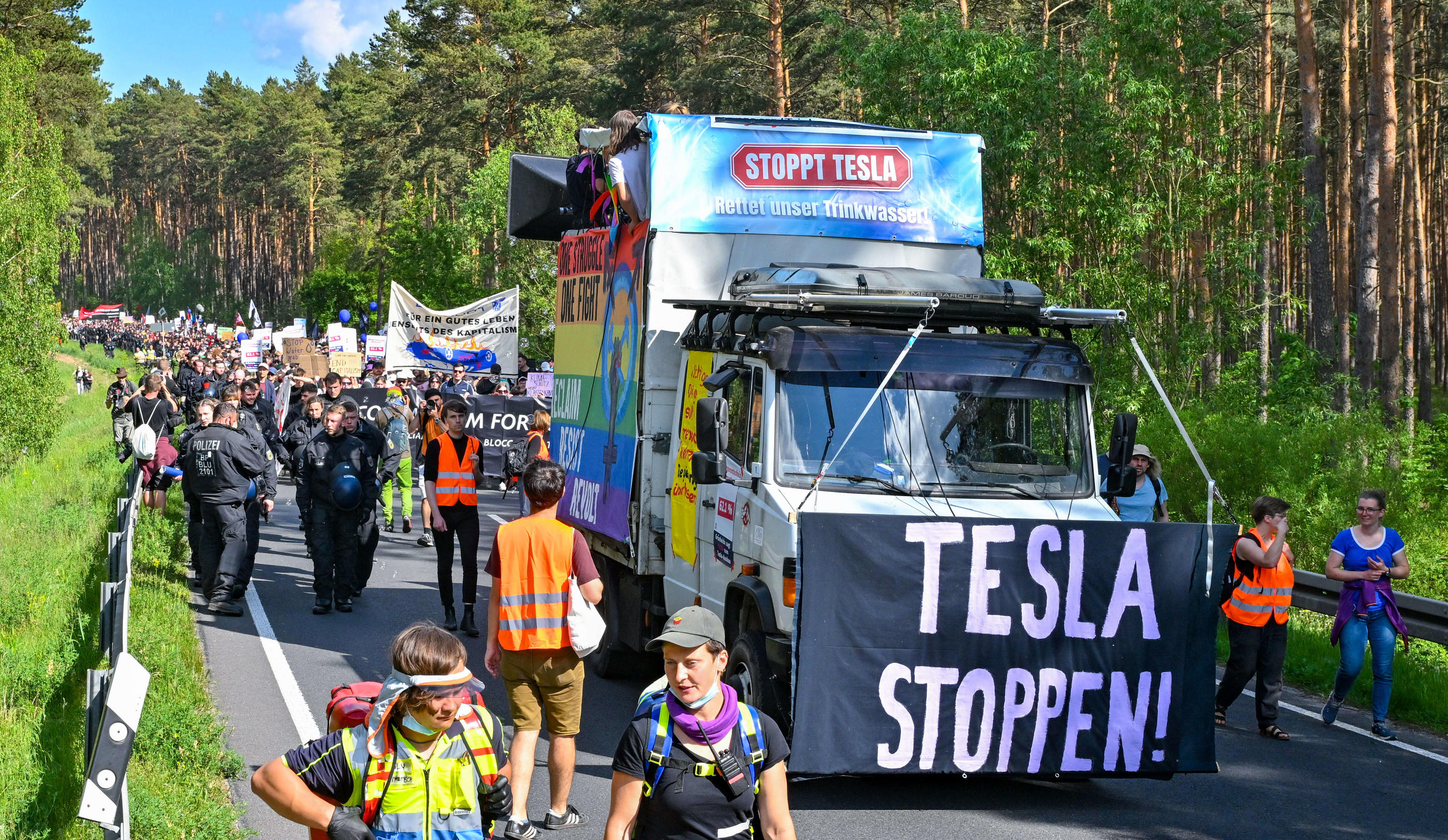 Plus d'un millier de manifestants ont de nouveau manifesté contre le projet de Tesla d'agrandir son usine à Grünheide. Icon Sport/Patrick Pleul