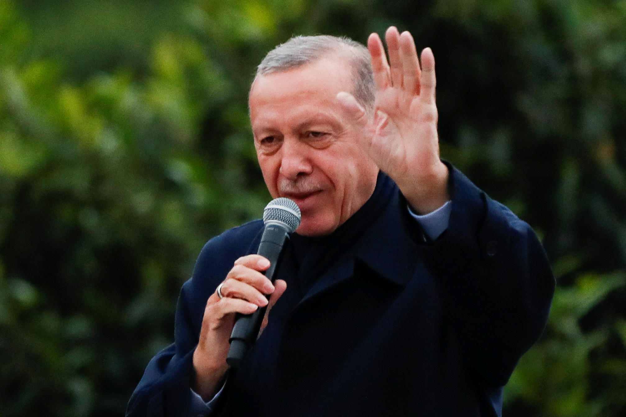 Le président turc Tayyip Erdogan salue ses partisans après avoir revendiqué la victoire à la présidentielle. REUTERS/Murad Sezer