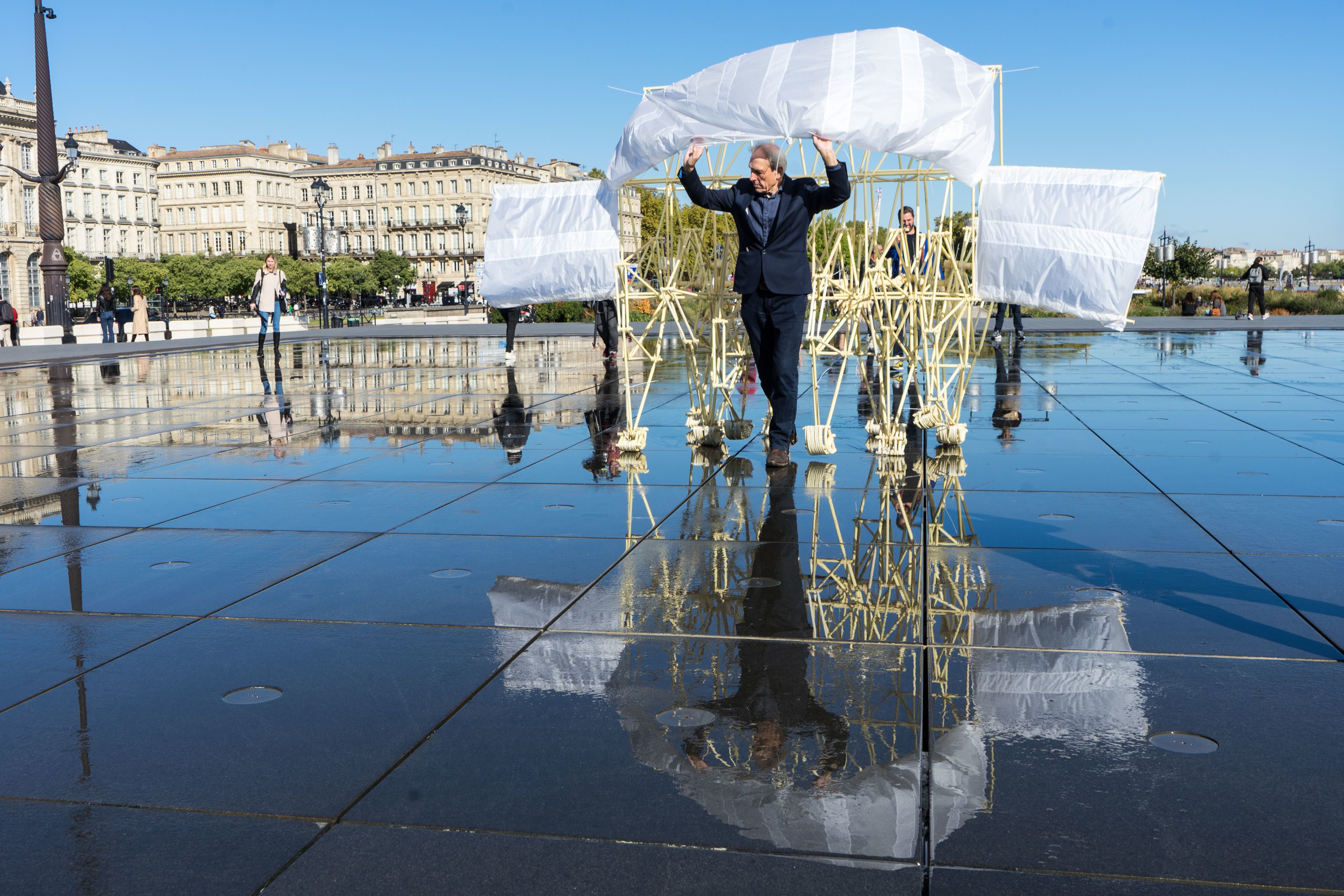 L'homme aux sculptures de vent fait marcher ses créatures à Bordeaux - Le  Parisien