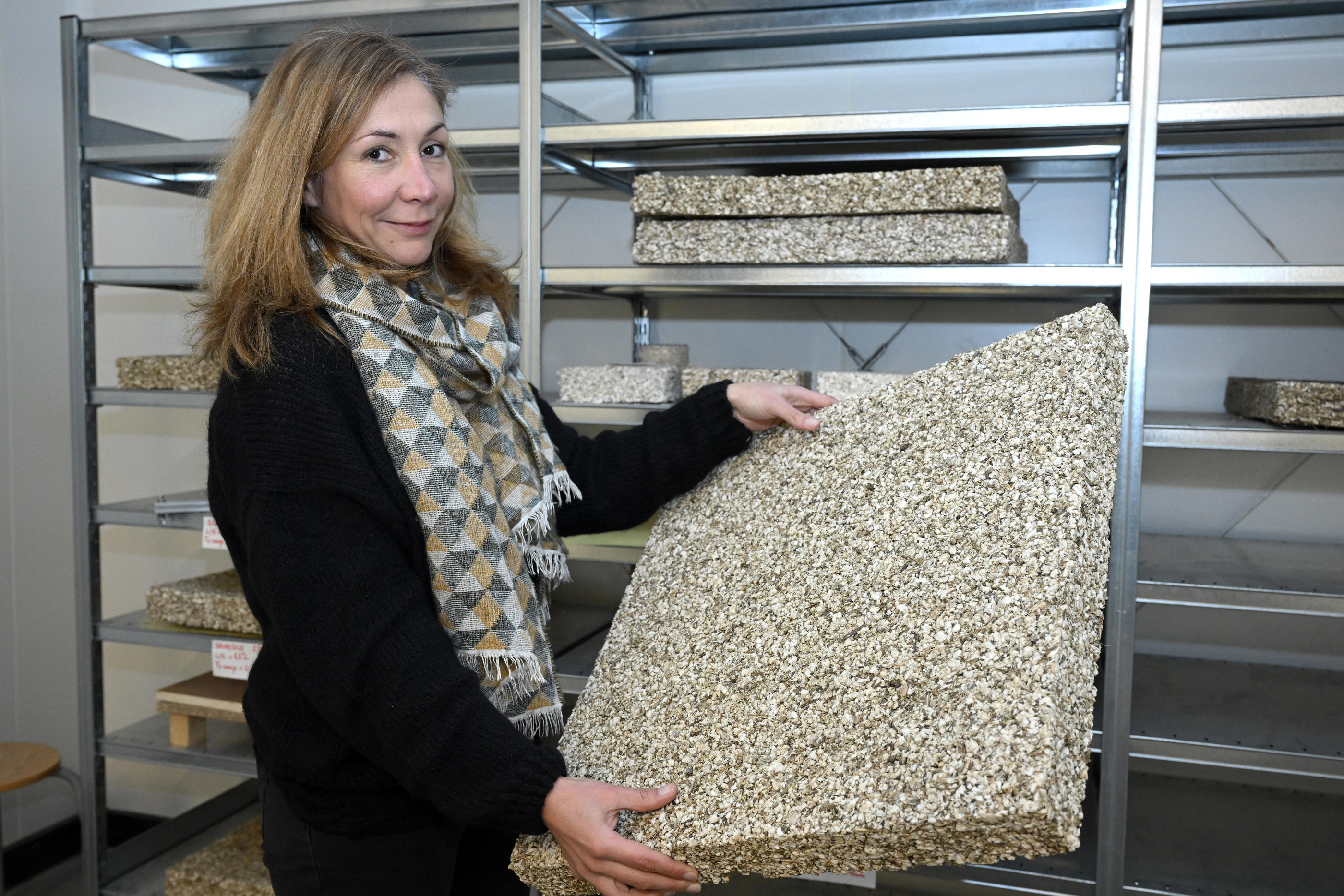 Camille Magniont, chercheuse à l’IUT de Tarbes sur la durabilité des matériaux, a préféré ces déchets de maïs et de tournesol en raison de leur grande disponibilité locale. LP/Rémy Gabalda
