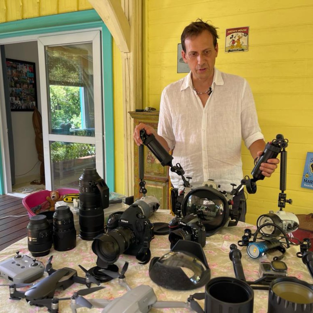 Le biologiste Matthieu Junker examine son matériel avant de partir en expédition sur l’île des Tuamotu. Capture Facebook du compte A contre-courant/Matthieu Junker