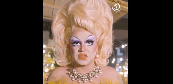La drag-queen Minima Gesté est victime de nombreux commentaires transphobes après la publication d'une vidéo annonçant qu'elle portera la flamme olympique. Capture d'écran Ville de Paris