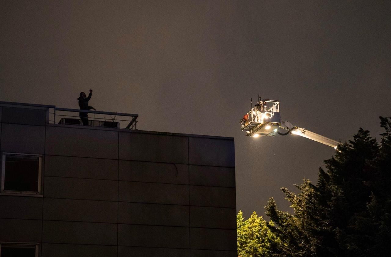 <b></b> Ivry-sur-Seine, mercredi après-midi. Les sapeurs-pompiers ont dû intervenir pour secourir l’un des squatteurs qui s’était réfugié sur le toit pour échapper aux agents de sécurité.