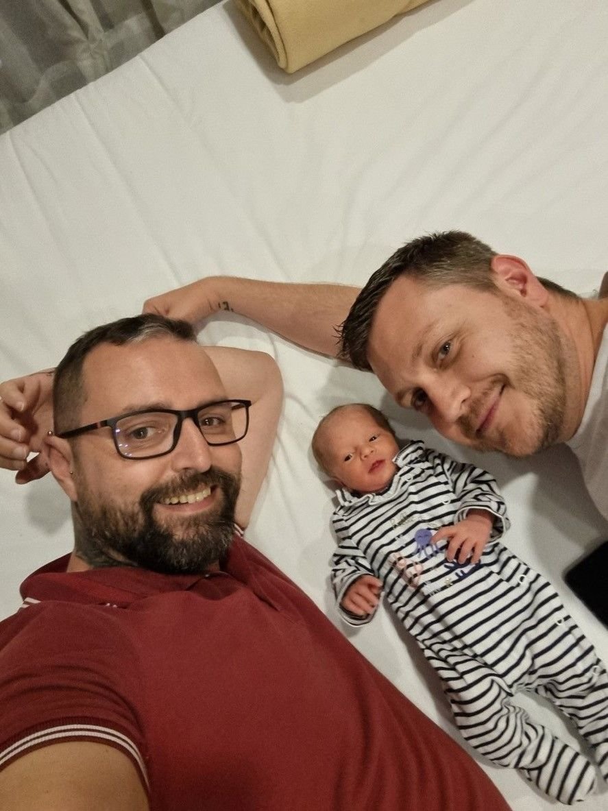 Mariés depuis 2013, Yann (à gauche) et Loïc sont les papas de Rose, aujourd'hui âgée de 5 mois.