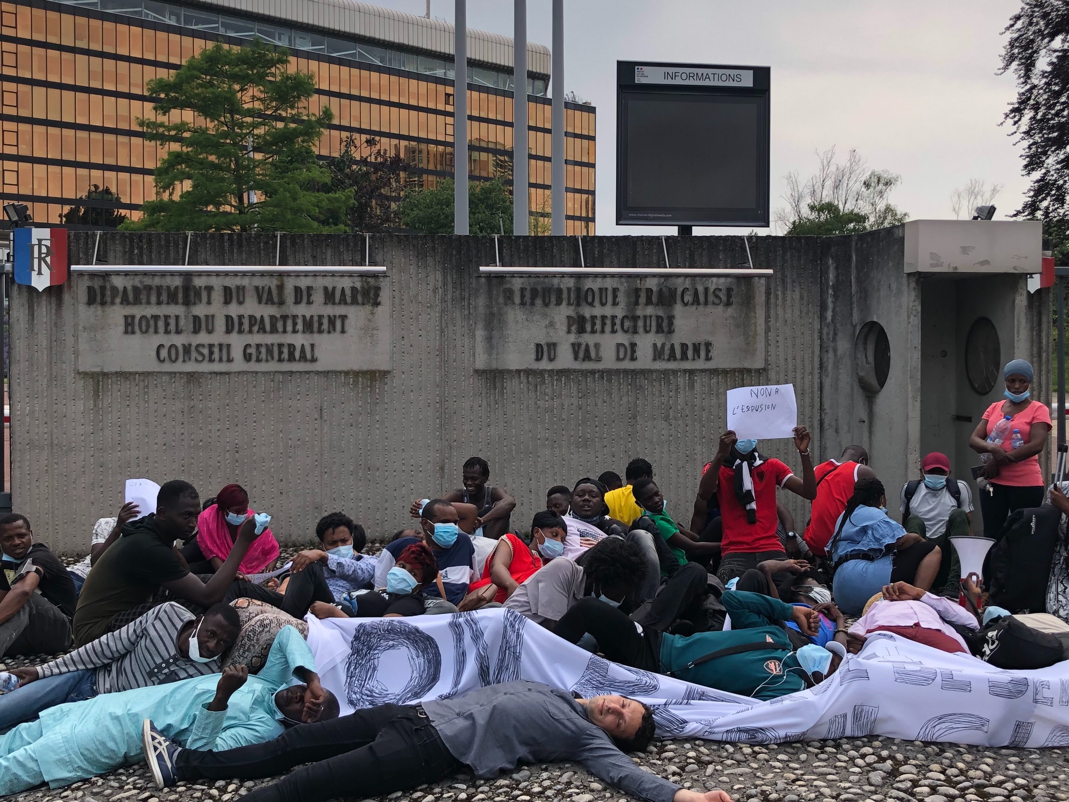 Créteil, ce vendredi. Une soixantaine de migrants se sont allongés au sol devant la préfecture pour protester contre leur expulsion. LP/Lounis Khelaf