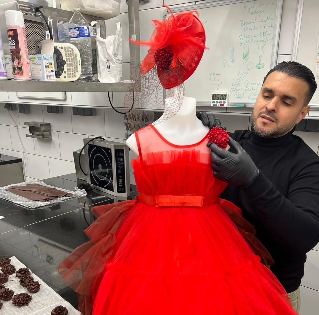 Argenteuil. Youssef El Gatou, à la tête de la Maison Héloïse, va proposer samedi un défilé de robes au chocolat au sein de l'hôtel de ville, dont ce modèle. DR
