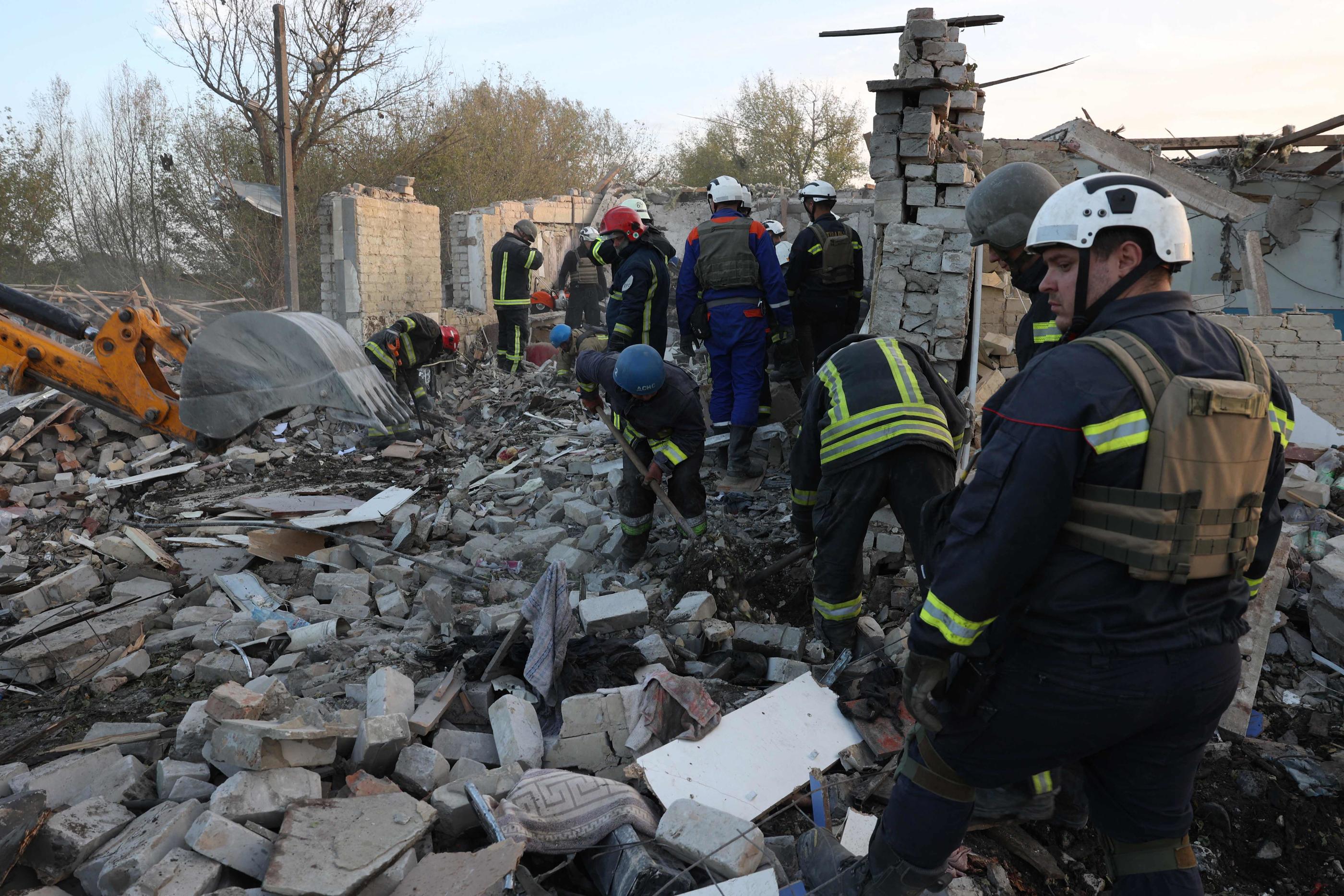 Deux commerces dans lesquels s'étaient réunis une soixantaine de personnes ont été détruits par un bombardement dans le village de Groza, à 30 km de Koupiansk dans l'est de l'Ukraine. AFP/Anatolii STEPANOV