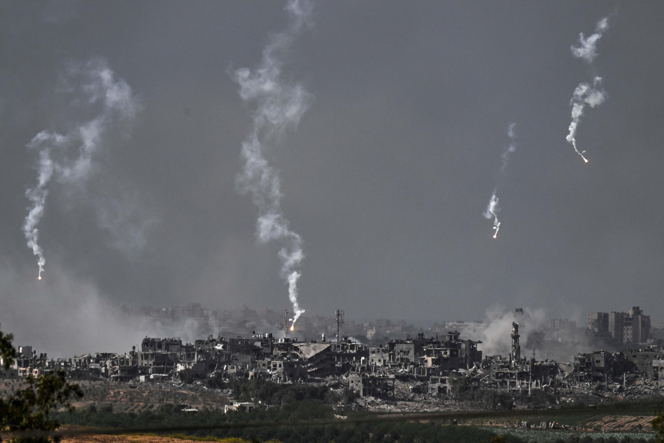 Tsahal avait largué des fusées éclairantes au-dessus du nord de la bande de Gaza le 31 octobre. AFP/Aris Messinis