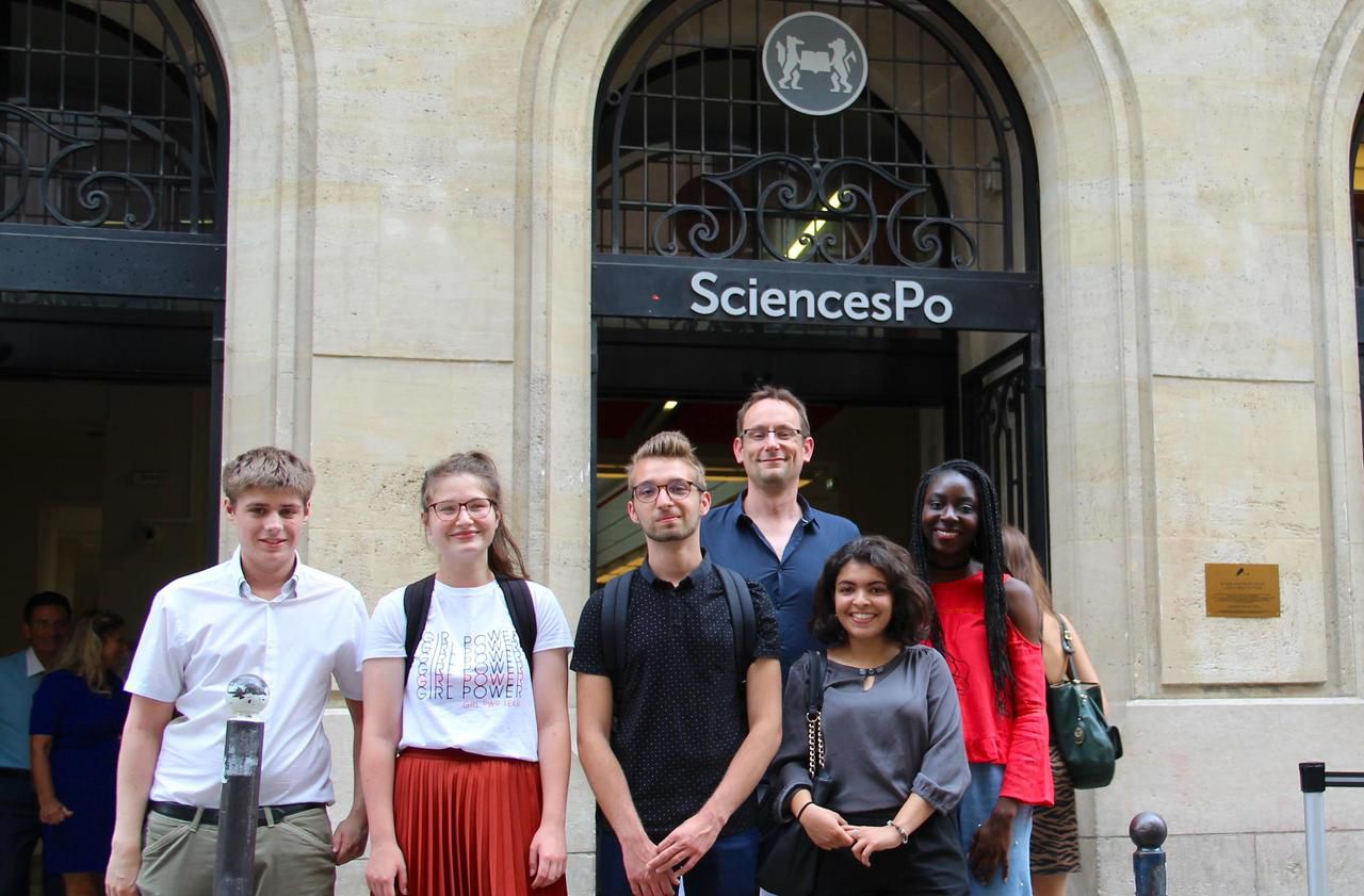 <b></b> Paris. Sarah, Fabio et Souhayla (au centre) viennent d’intégrer Sciences-po Paris. Ils sont entourés d’étudiants et de leur professeur.
