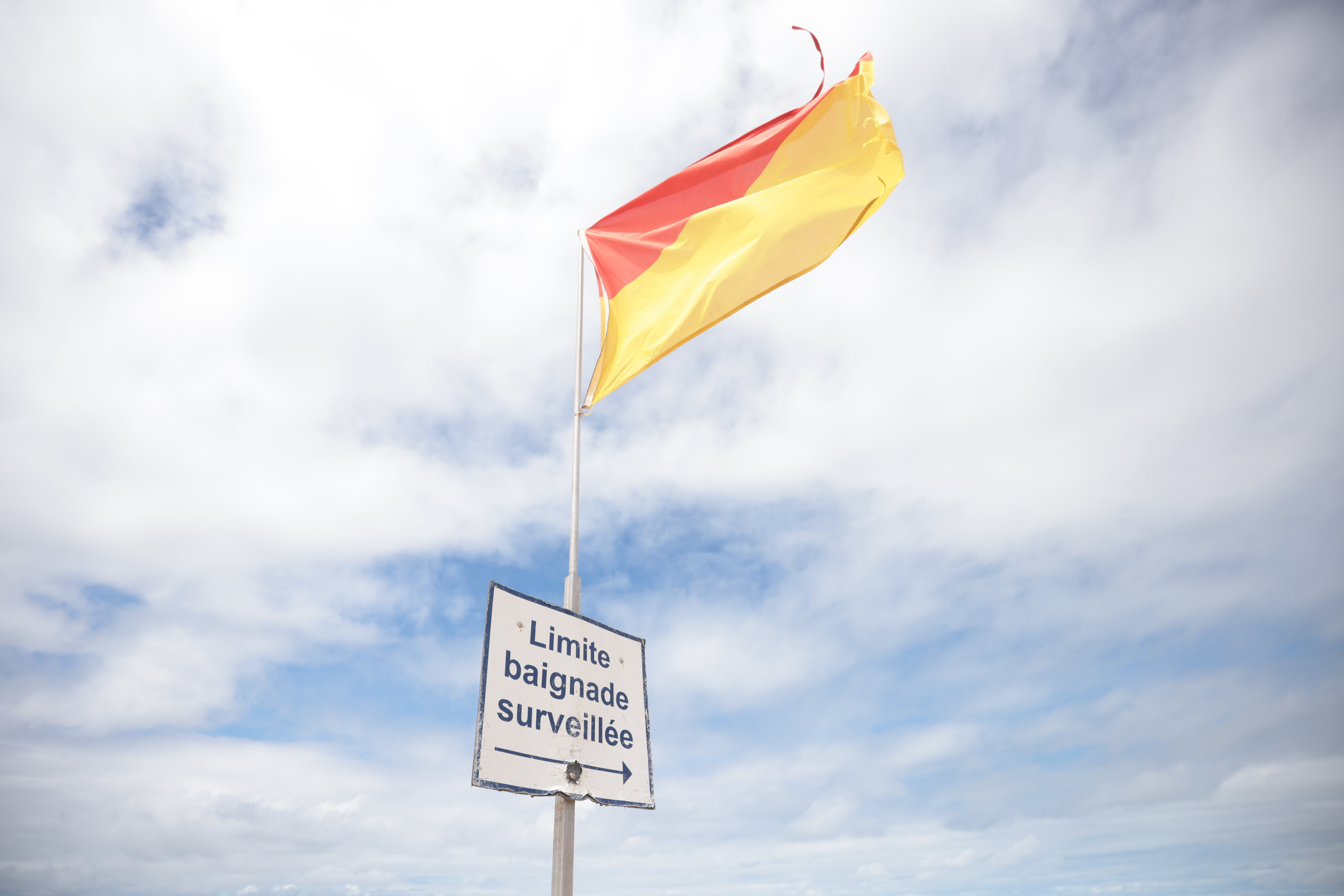 Les baigneurs sont exhortés à nager uniquement dans les zones surveillées, signalées par des drapeaux bicolores. (Illustration) LP/Olivier Arandel