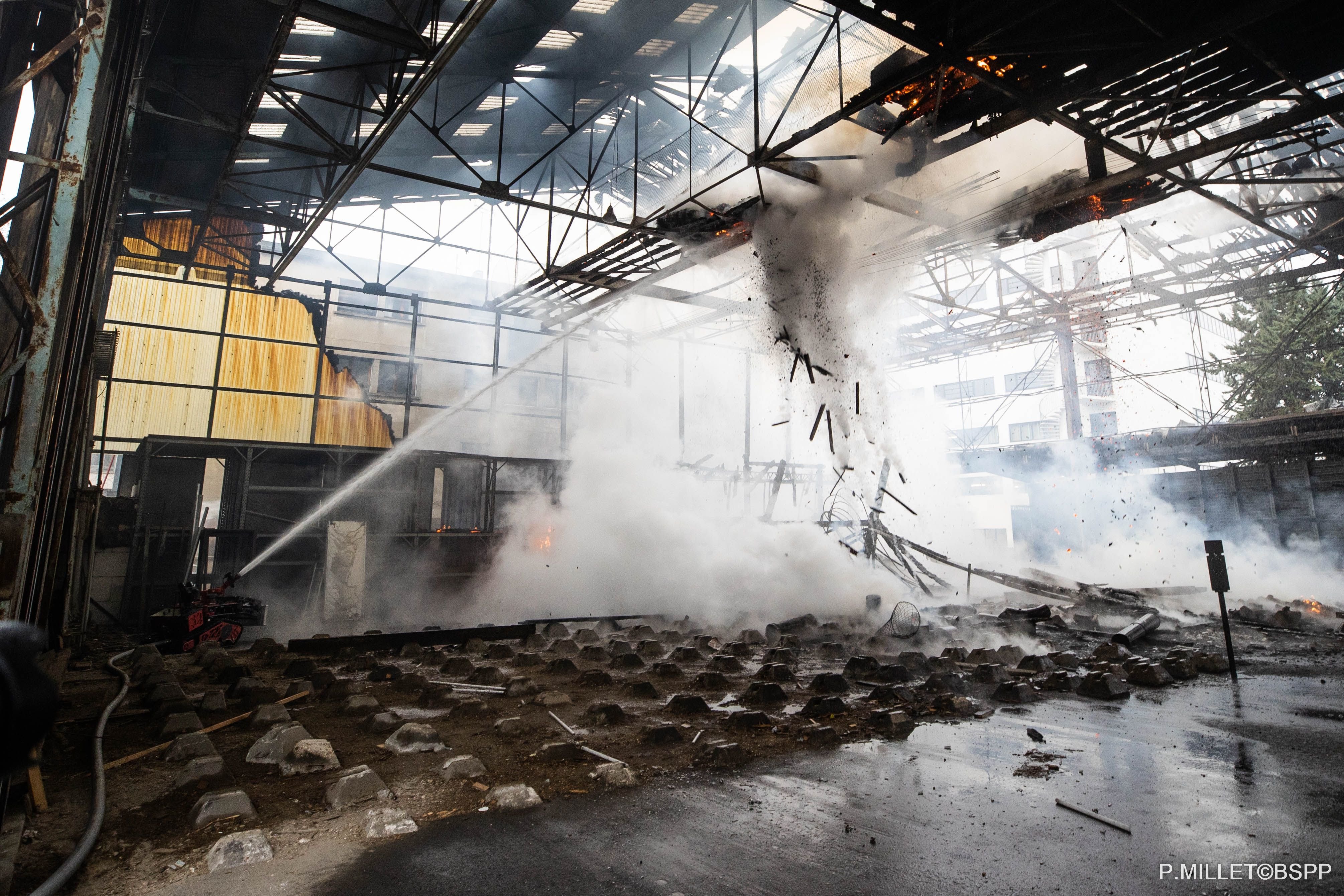 Nanterre, 10 janvier 2023. Un incendie a ravagé un entrepôt de menuiserie de 3000 m2 appartenant à la société Paris La Défense. BSPP/P. Millet