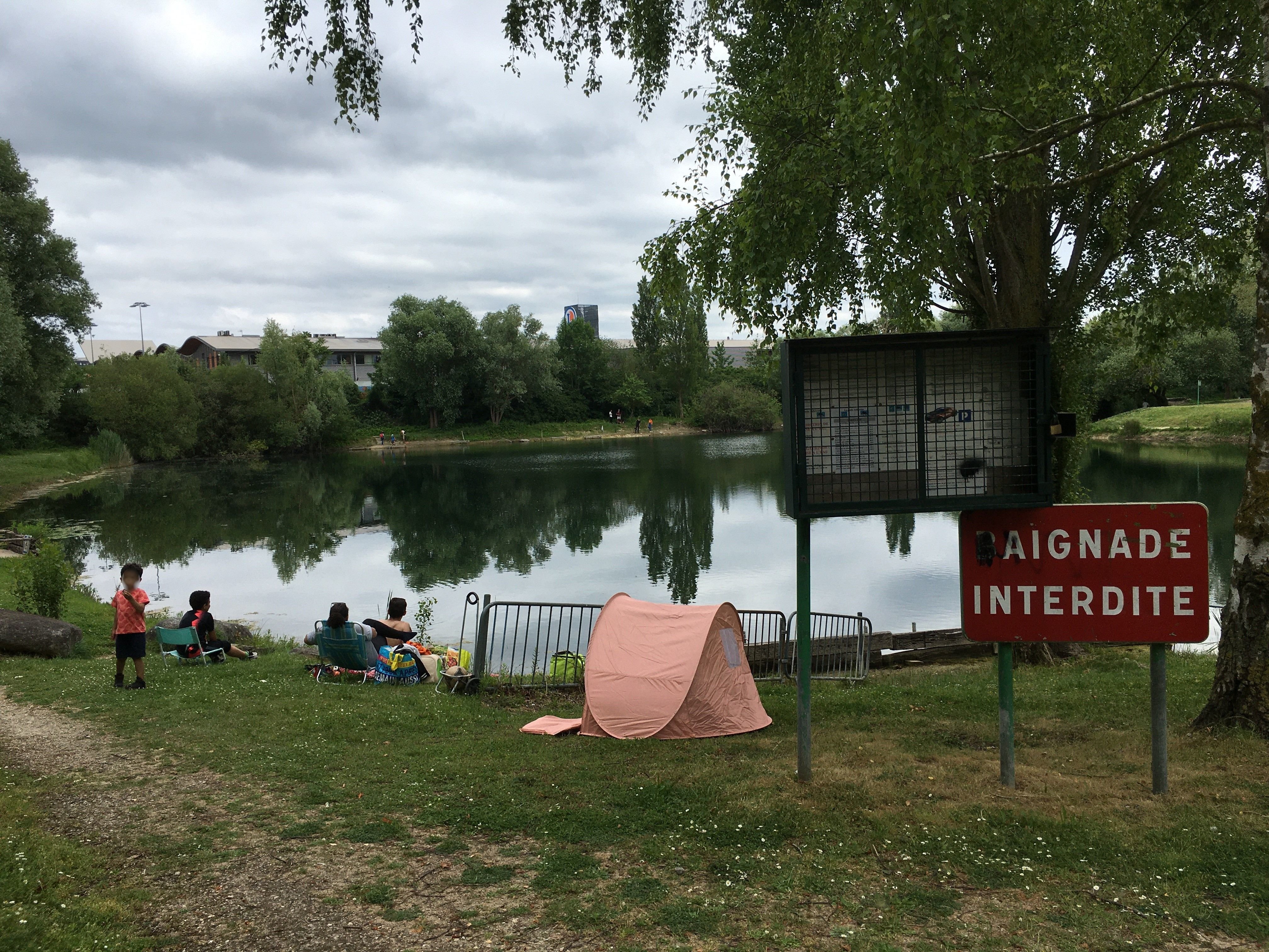 Achères. Rien n'y fait : ni les panneaux d'interdiction ni les messages de prévention ne dissuadent les baigneurs de piquer une tête ans l'étang des Bauches. Un homme de 29 ans y a encore trouvé la mort ce mardi matin. LP/Julie Ménard