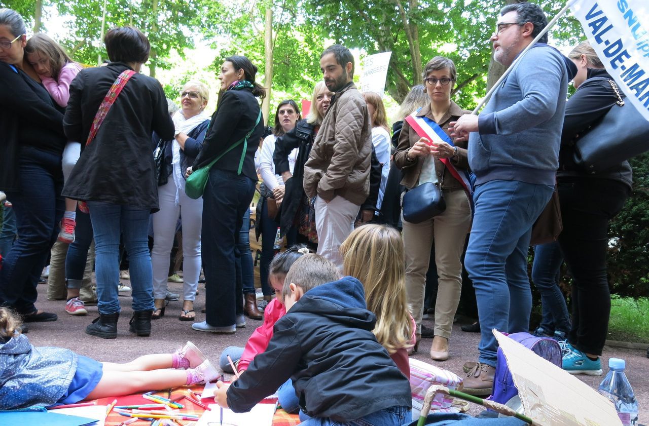 <b></b> Créteil, juin 2018. Plus de 150 enseignants et parents d’élèves avaient bloqué l’avenue Charles-de-Gaulle à hauteur de l’inspection académique où se tenait le comité technique de carte scolaire.