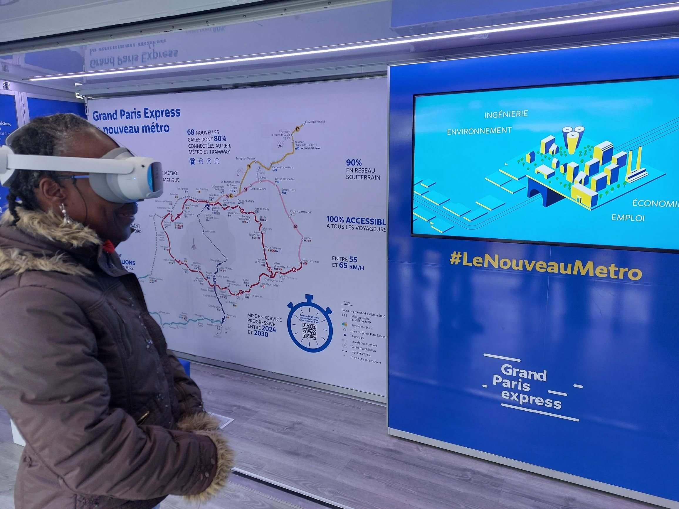 Champigny-sur-Marne, le 21 novembre 2023. Comme Lili, les visiteurs de l'exposition itinérante du Grand Paris Express ont pu enfiler un casque de réalité virtuelle et s'imaginer monter dans le futur métro. LP/Laure Parny