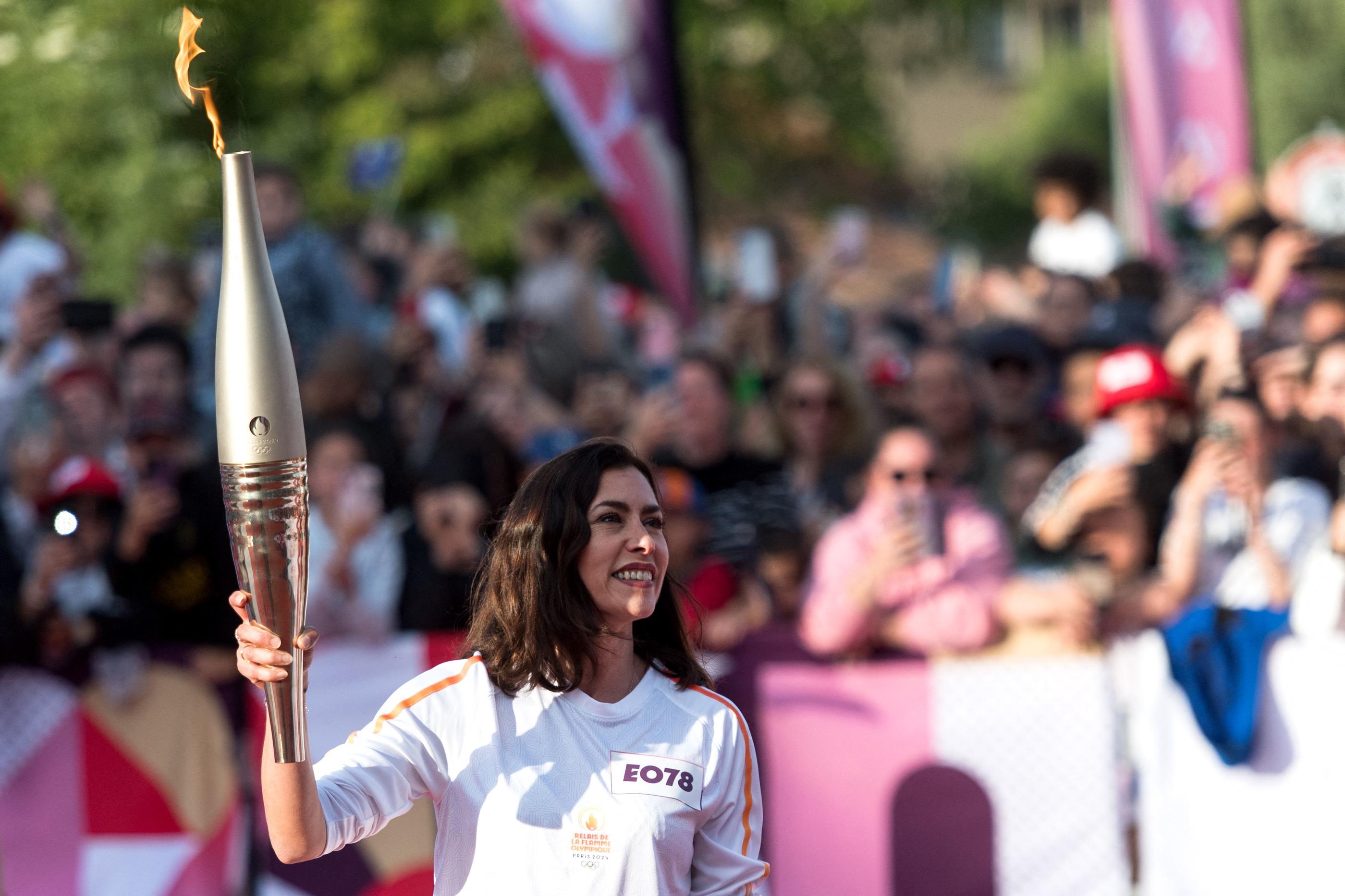 Olivia Ruiz, porteuse de la flamme olympique le 16 mai 2024 à Carcassonne (Aude). Matthieu RONDEL / AFP