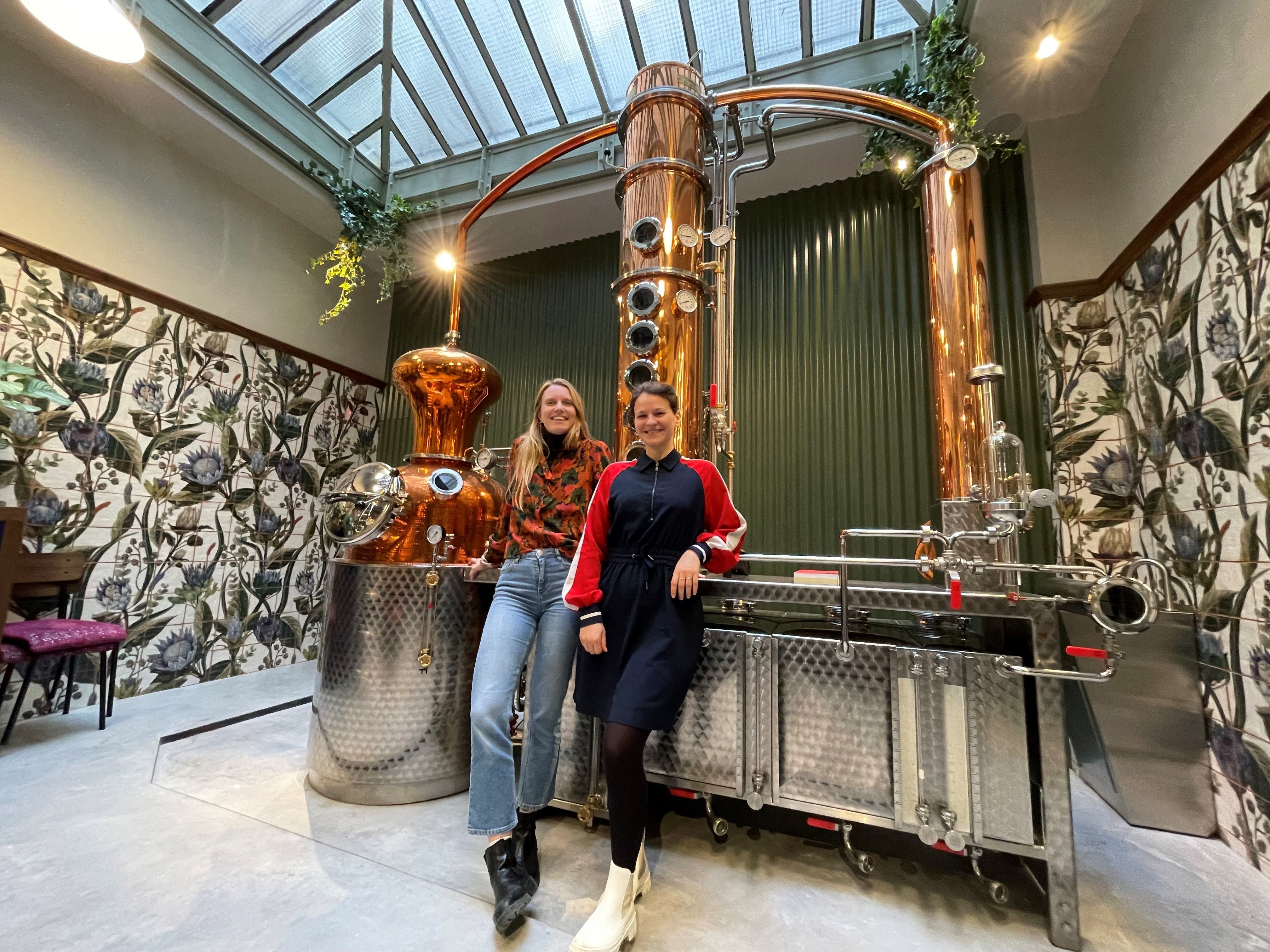 Charlotte Bartoli et Charlotte Buisson Dackow viennent d'ouvrir la distillerie de l'Arbre Sec au cœur de Paris (Ier). LP/Nicolas Maviel