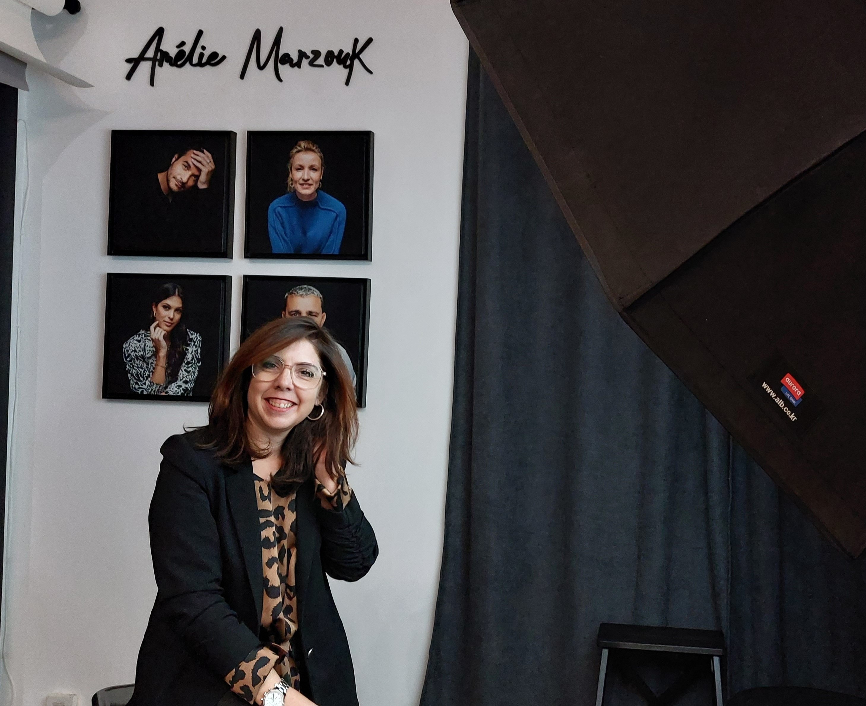 Paris, décembre 2023. Amélie Marzouk, ici dans son studio du XVIIe arrondissement, va aussi à la rencontre des Parisiens pour des séances photo improvisées dans la rue. LP/A.-S.D.