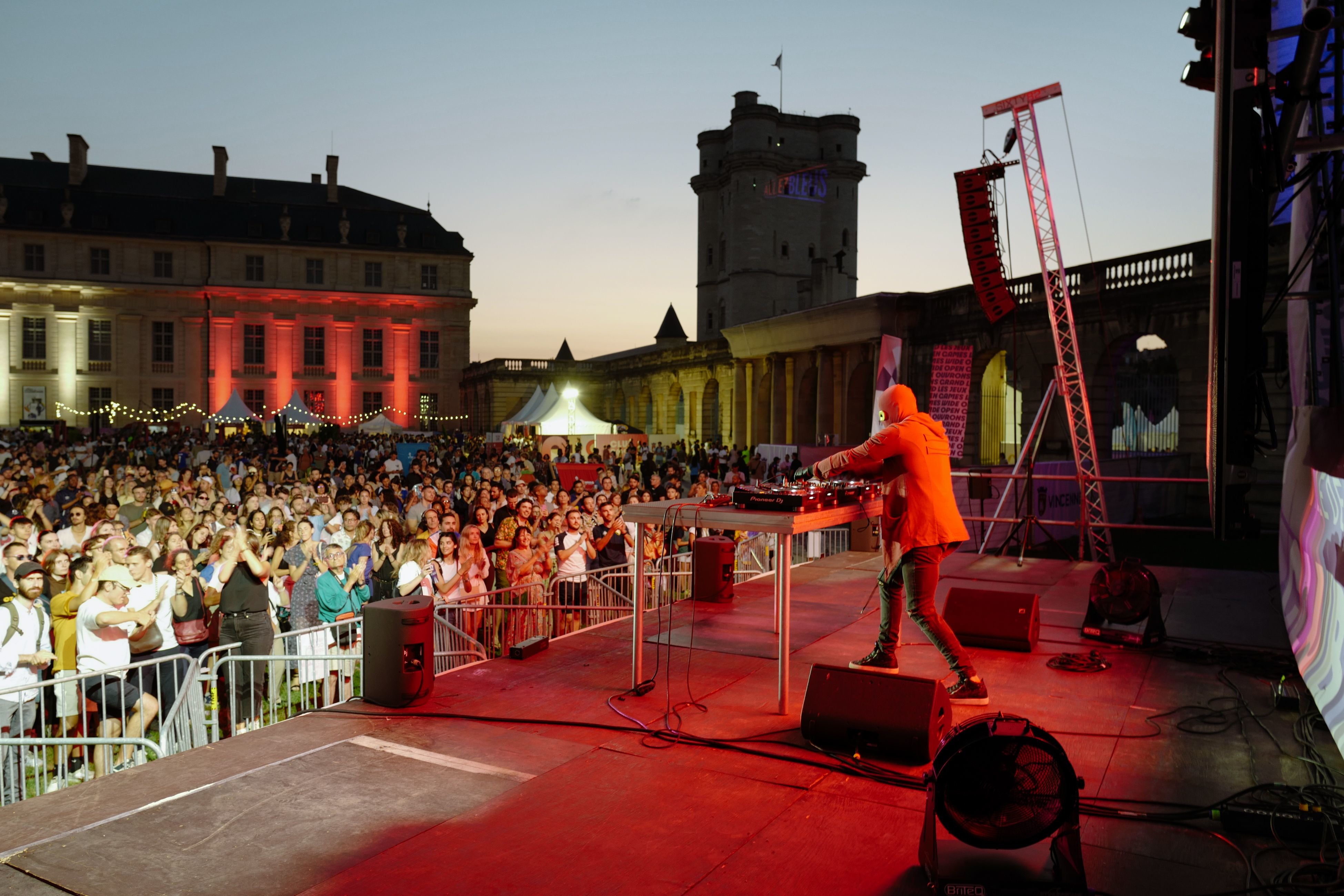 Vincennes, le 2 août. Le site de célébration installé au pied du château a attiré 155 000 personnes, aussi bien en journée que le soir (ici lors du concert de Sound of Legend). Ville de Vincennes/Hugo Lebrun