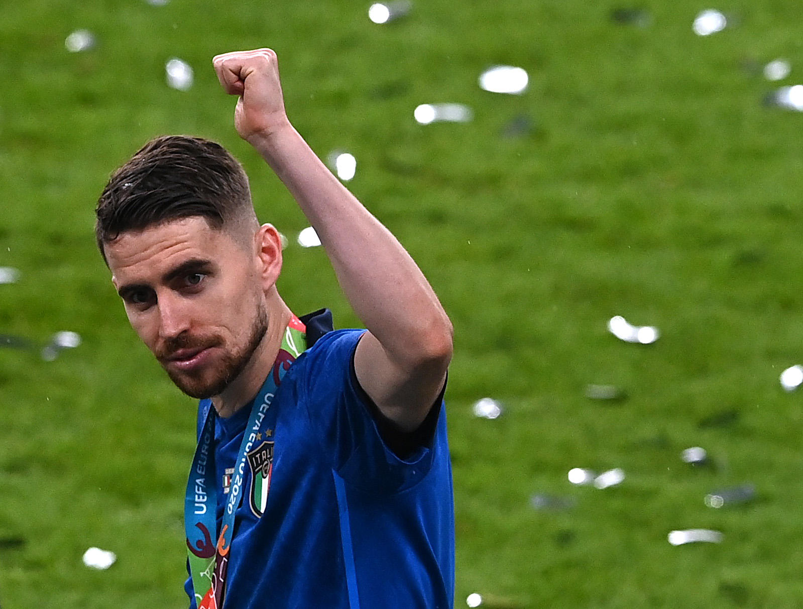 Jorginho célèbre le titre de l'Italie à l'Euro 2021 sur la pelouse de Wembley. REUTERS/Facundo Arrizabalaga