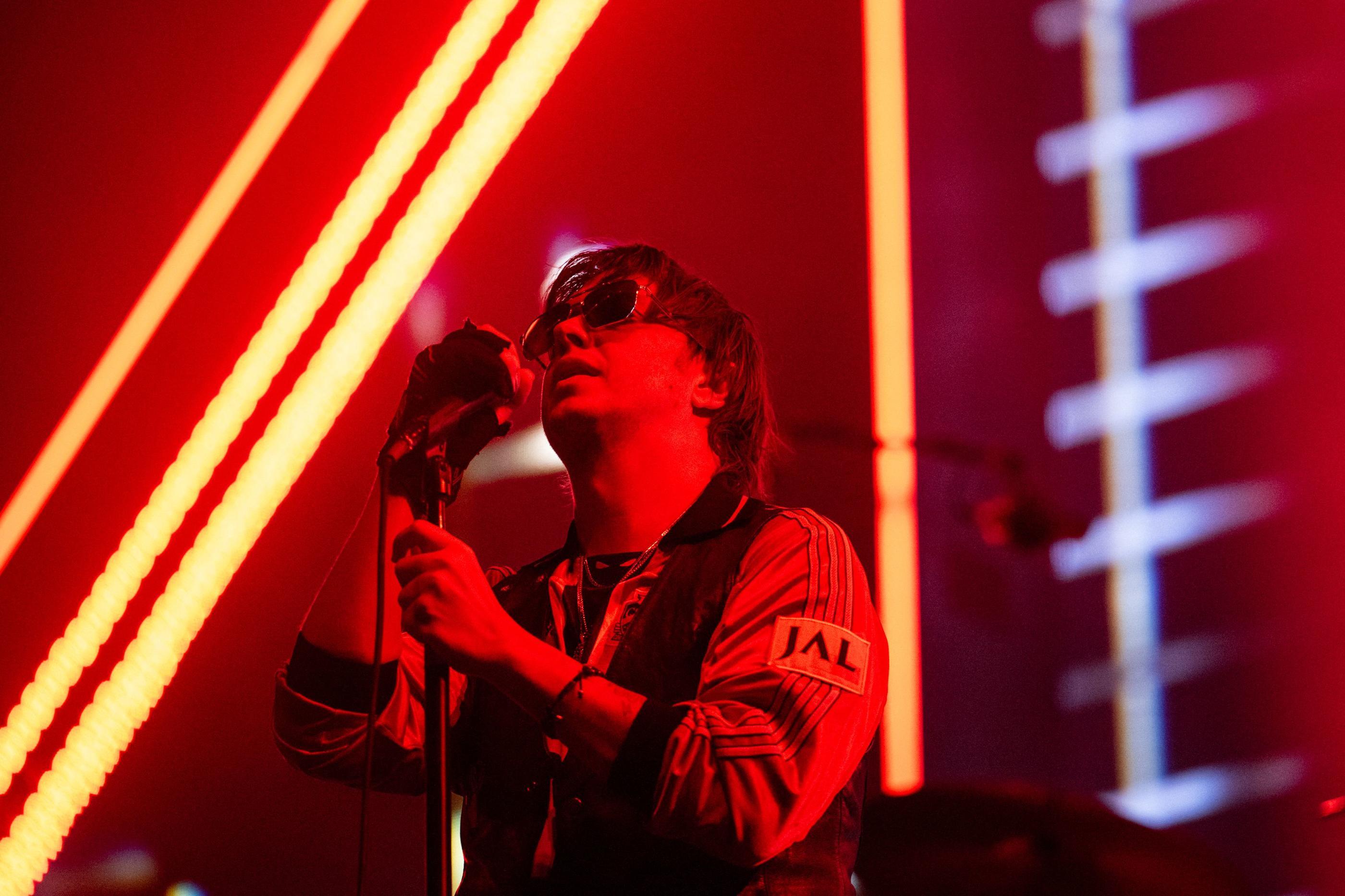 Dimanche, lors de la dernière journée du festival Rock en Seine, le chanteur des Strokes Julian Casablancas a interrompu quasi systématiquement le concert entre chaque titre avec des interventions souvent incohérentes. AFP/Anna Kurth