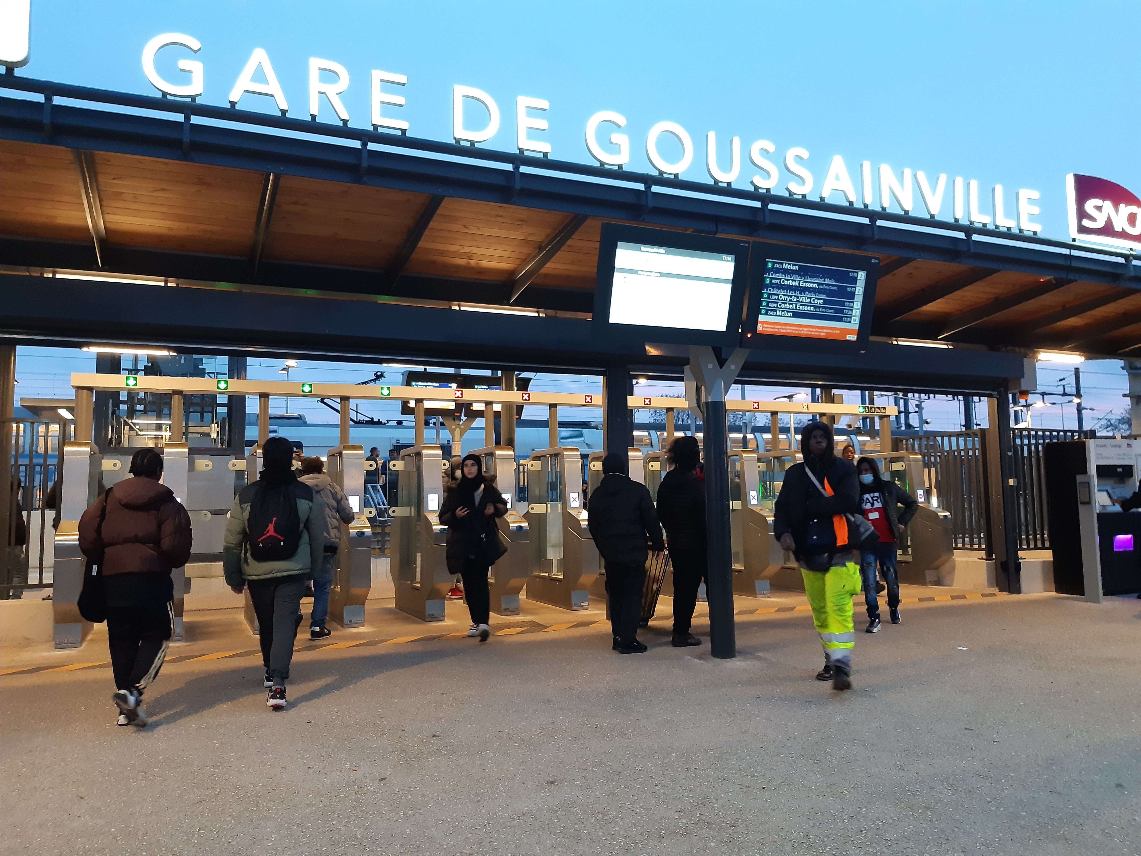 Goussainville (Val-d'Oise), mardi 3 janvier. Les voyageurs du RER D subissent régulièrement des retards et des suppressions de trains. LP/Véronique Beaugrand