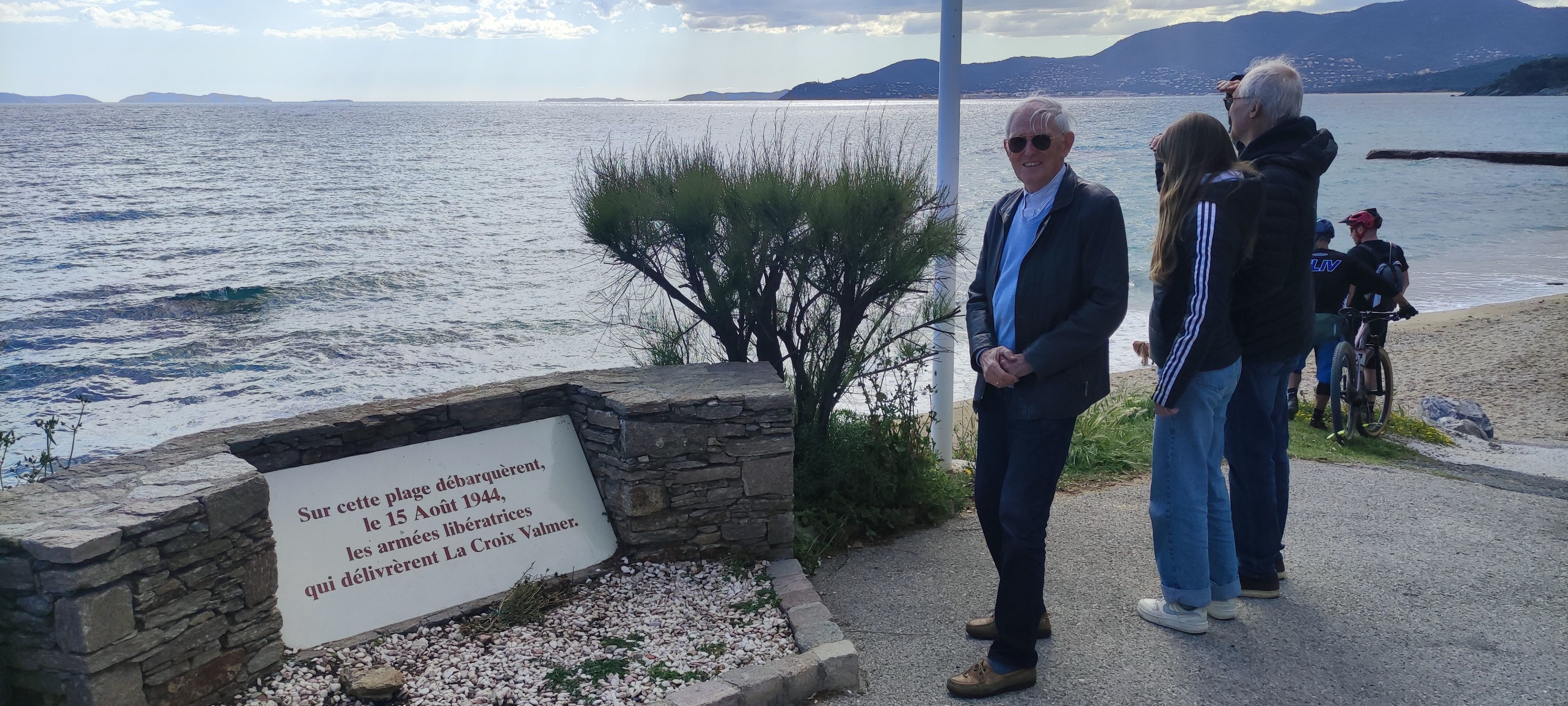 La Croix-Valmer (Var), le 2 mai. «L’Histoire, ça s’enseigne mais l’Histoire ça se voit. Ça se vit », confie un professeur d’histoire à la retraite devant une stèle commémorant le débarquement des Alliés en Provence en 1944. LP/Diane Andrésy