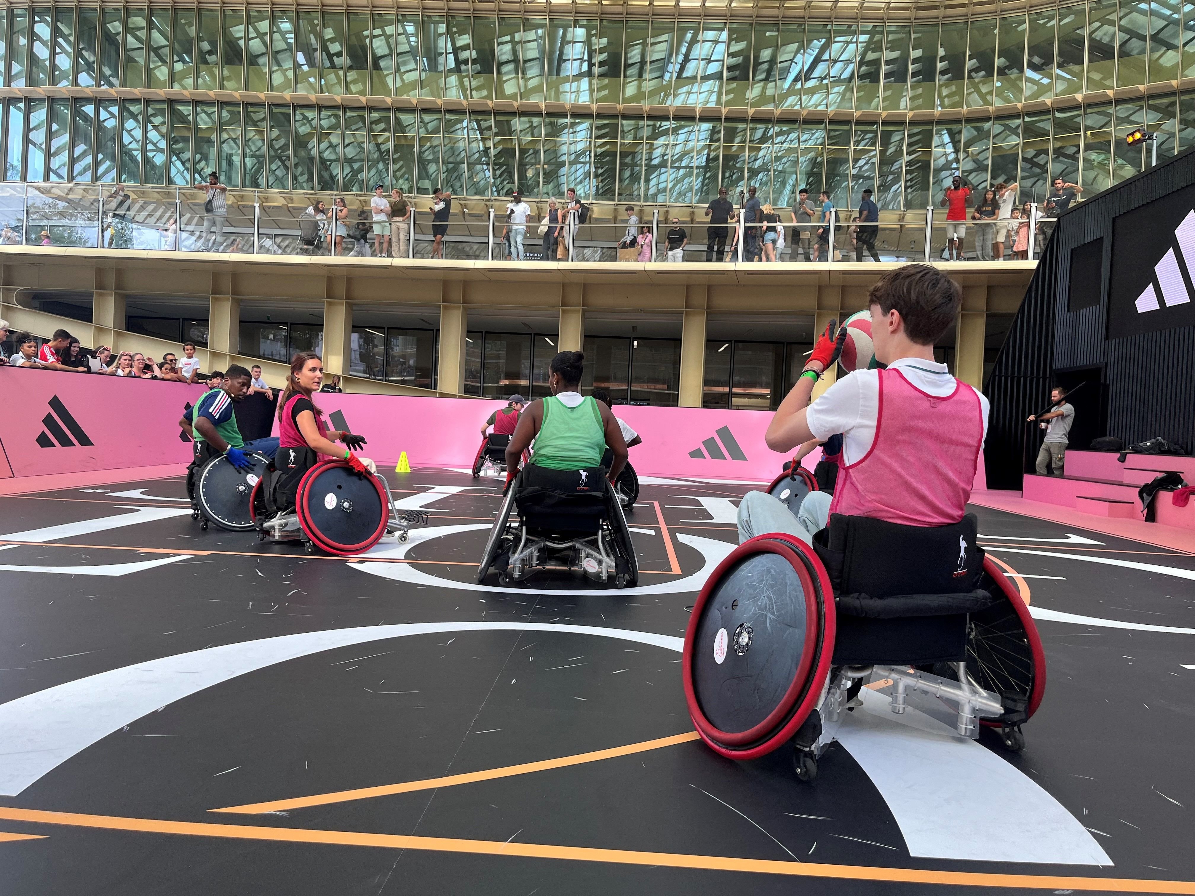 Forum des Halles (Ier), 29 août 2024. Le site estival de la marque Adidas, GroundParis, propose des initiations à la pratique du rugby fauteuil et autres handisports. LP/Yanis Soul