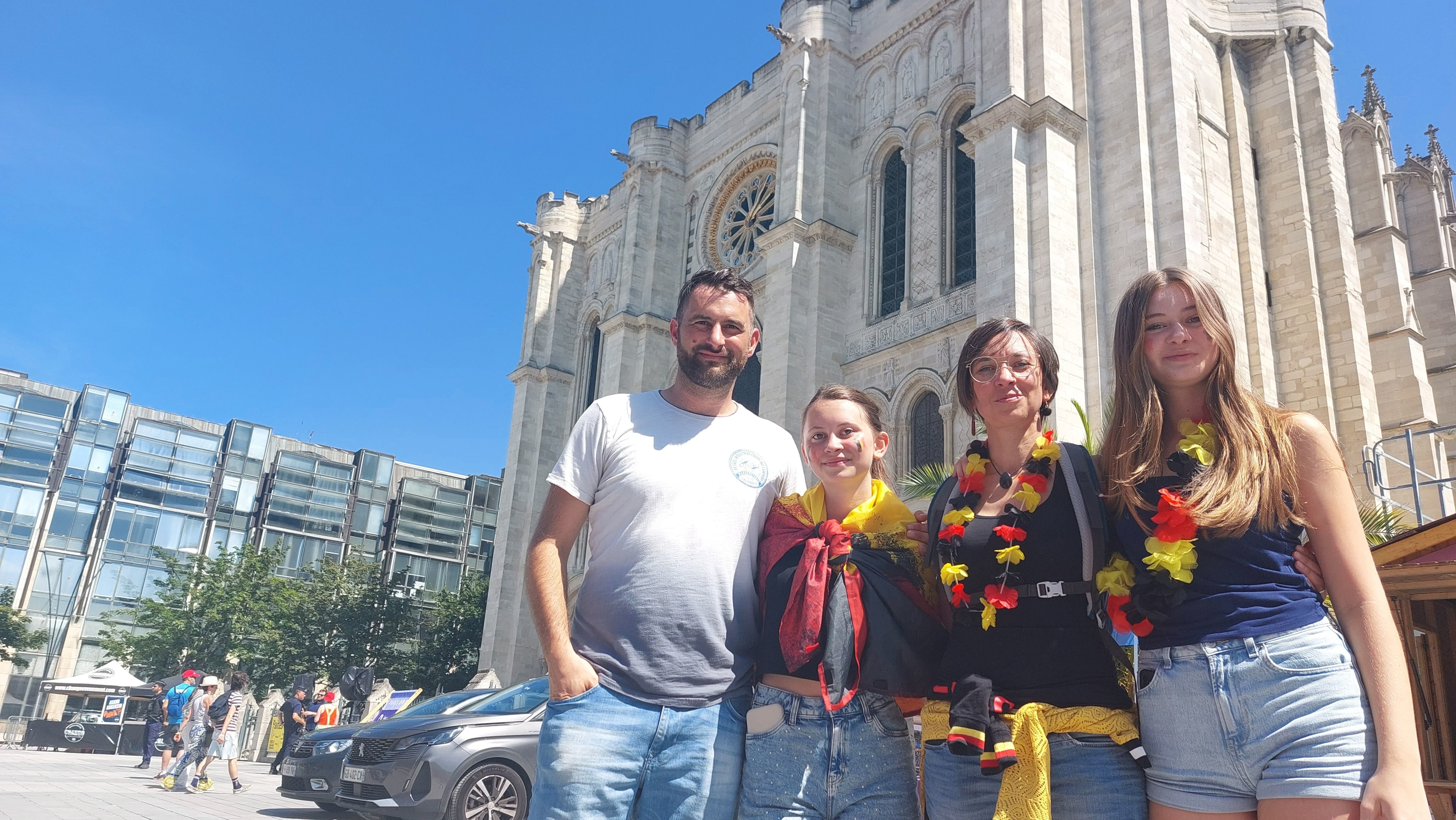 Saint-Denis (Seine-Saint-Denis), le 7 août. Julien, Gwenn et leurs filles Loline et Enea, venus de Belgique, font partie du flux de touristes étrangers, spectateurs des JO et visiteurs de la basilique. LP/Gwenael Bourdon