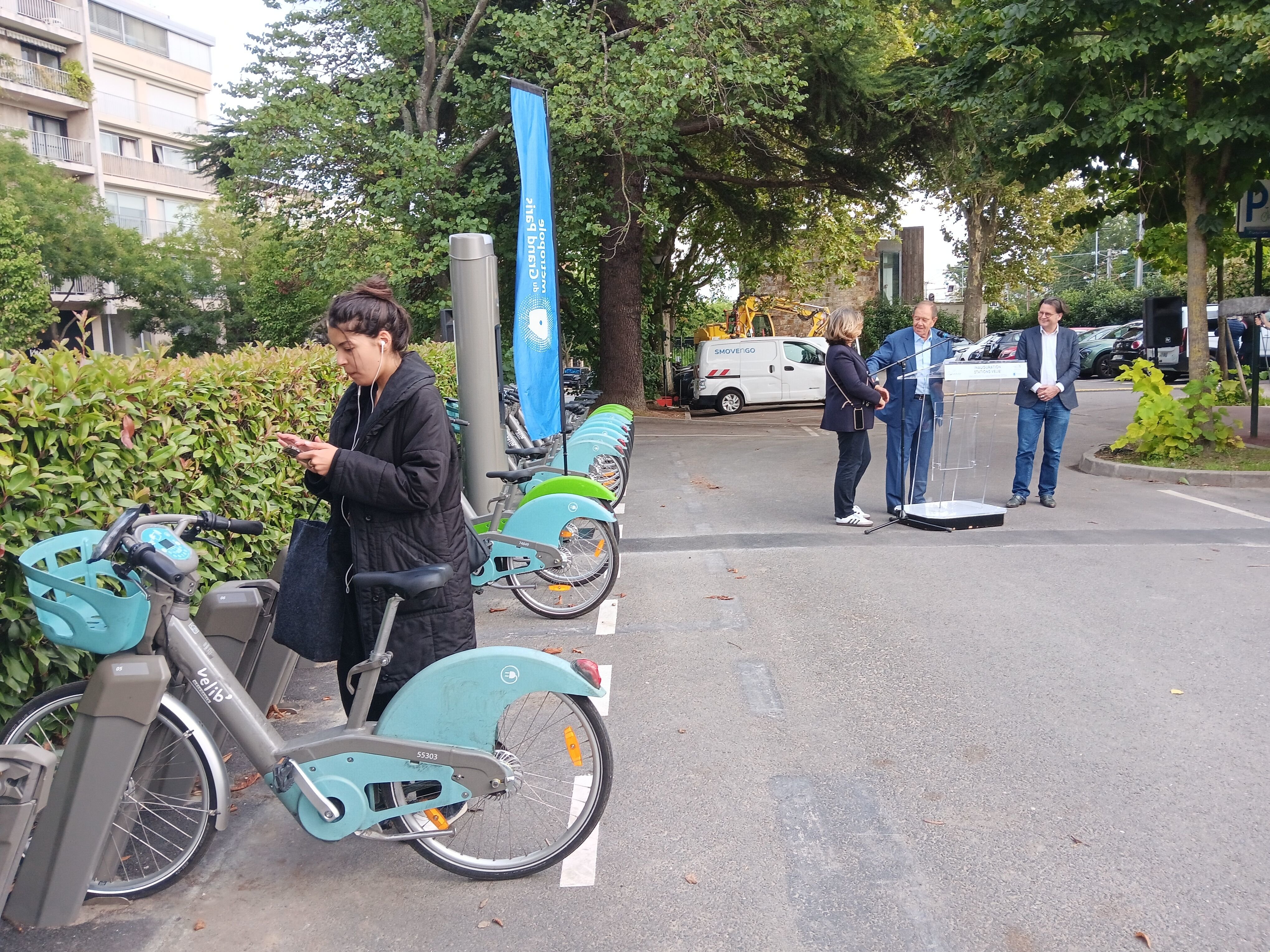 Garches (Hauts-de-Seine), vendredi 13 septembre. La gare de Garches-Marnes-la-Coquette vient d'être mise en service, à la plus grande joie de Katia (à gauche). LP/H.D.