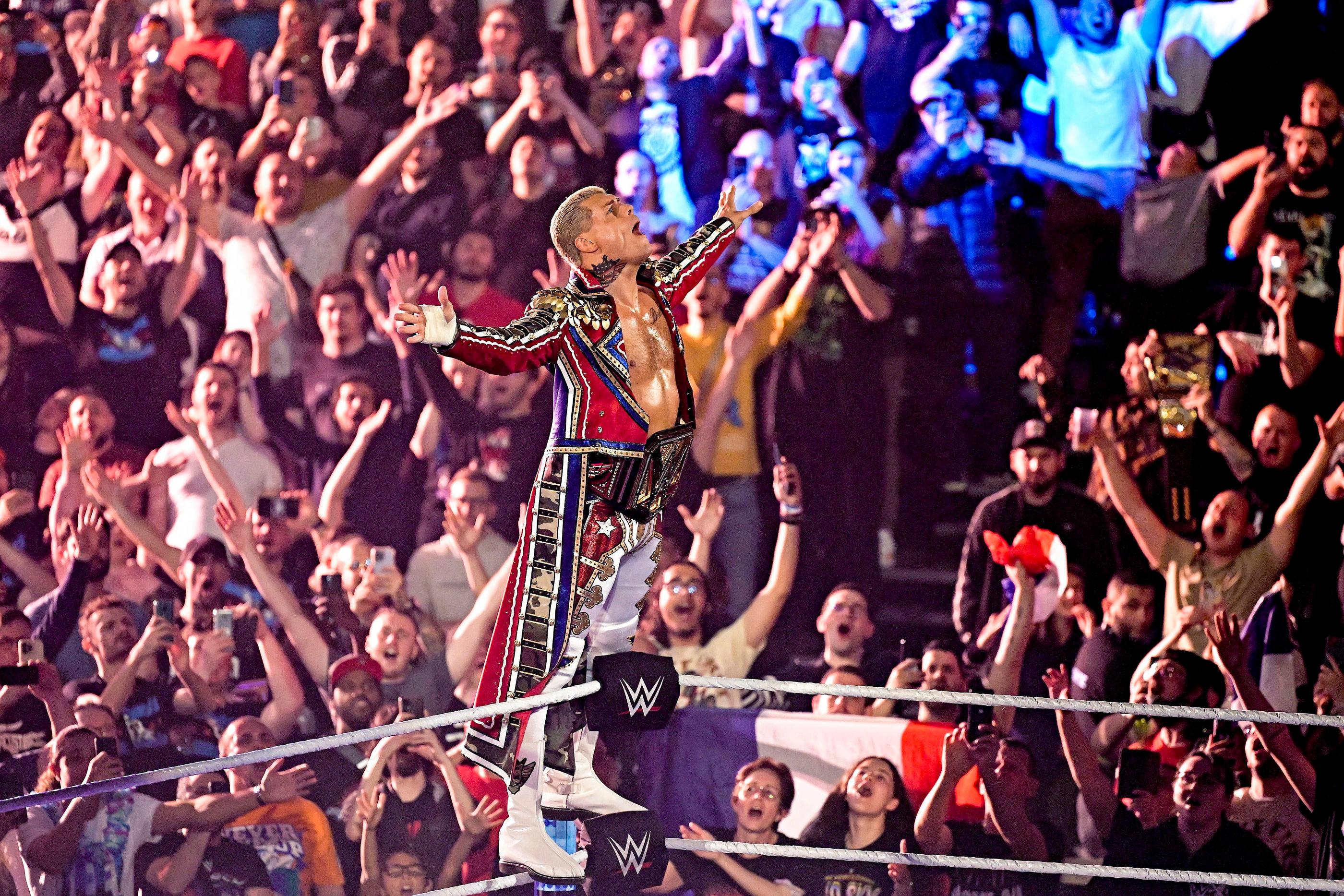 La star Cody Rhodes face à un public en transe, le week-end dernier à Lyon. MaxPPP