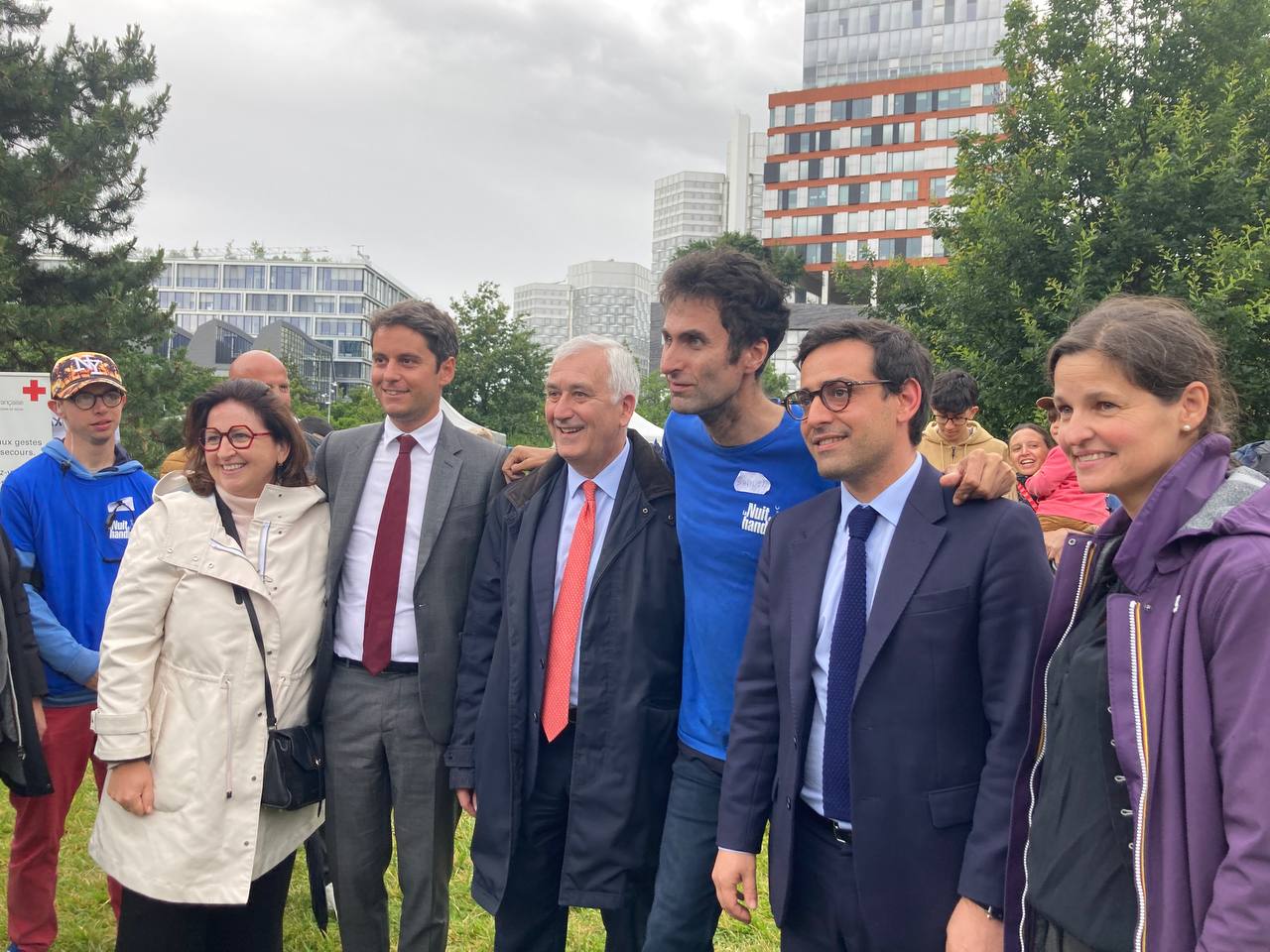 Boulogne-Billancourt (Hauts-de-Seine), ce samedi 15 juin. Le maire (LR) Pierre-Christophe Baguet soutient les candidatures de Gabriel Attal (à ses côtés) et Stéphane Séjourné (2e à droite), sur les deux circonscriptions de sa ville. DR.