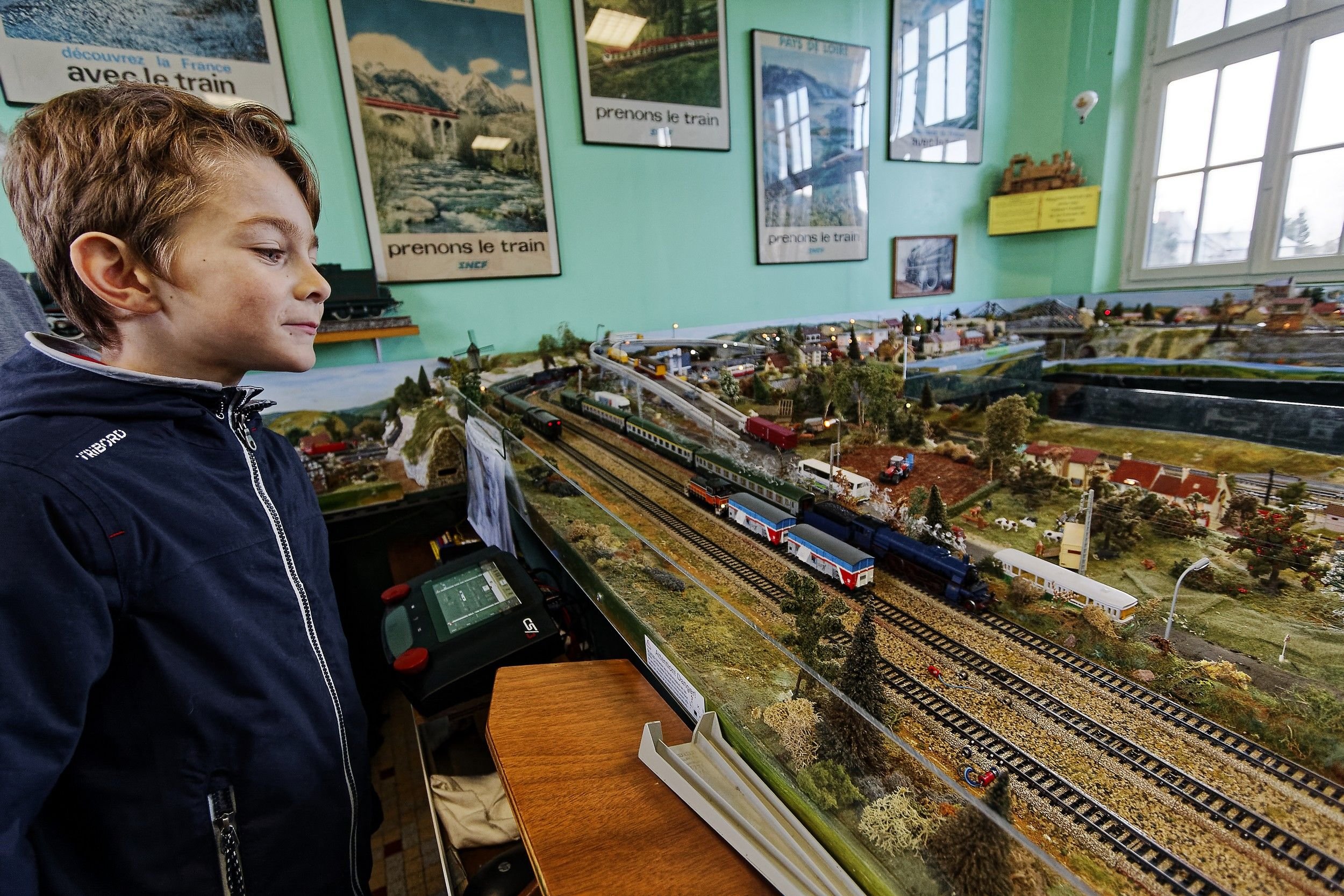 Moins pratiquants que leurs ancêtres, les enfants sont toujours autant fascinés par le passage des trains miniatures#Presse30