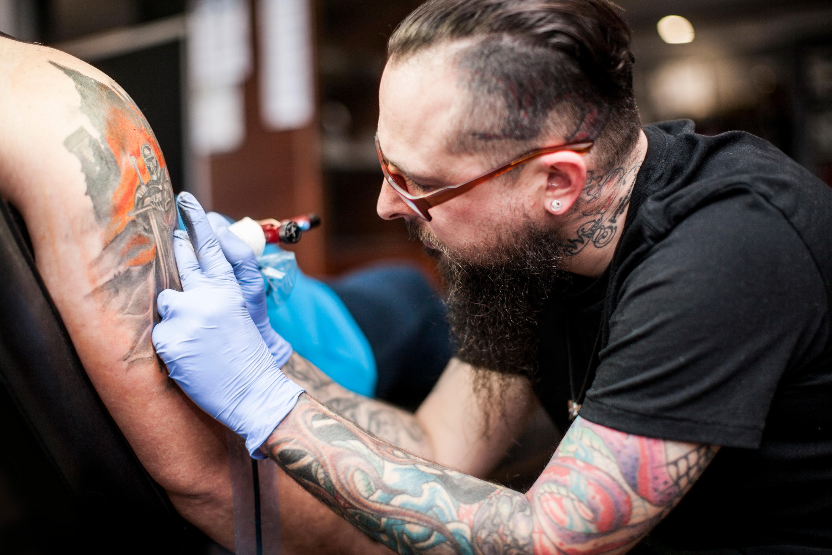 Le risque d’infection a considérablement diminué depuis que la formation à l’hygiène et aux règles d’asepsie est obligatoire pour tous les tatoueurs officiels et déclarés comme tels. Istock