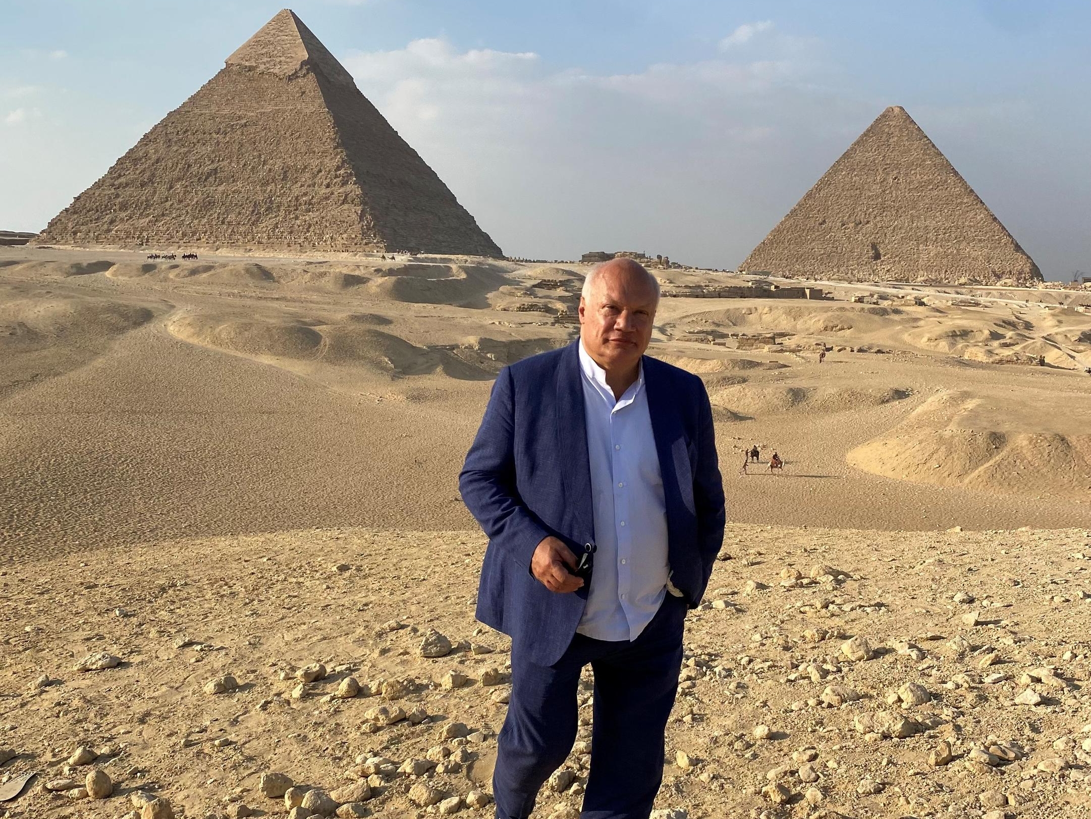 Éric-Emmanuel Schmitt est un passionné d'égyptologie. Son livre «Soleil sombre» a d'ailleurs été relu par deux égyptologues, garantissant à l'histoire de coller au plus près à la réalité historique. LP/Sandrine Bajos


Eric Emmanuel Schmitt

en Egypte 

devant les pyramides de Gyzeh