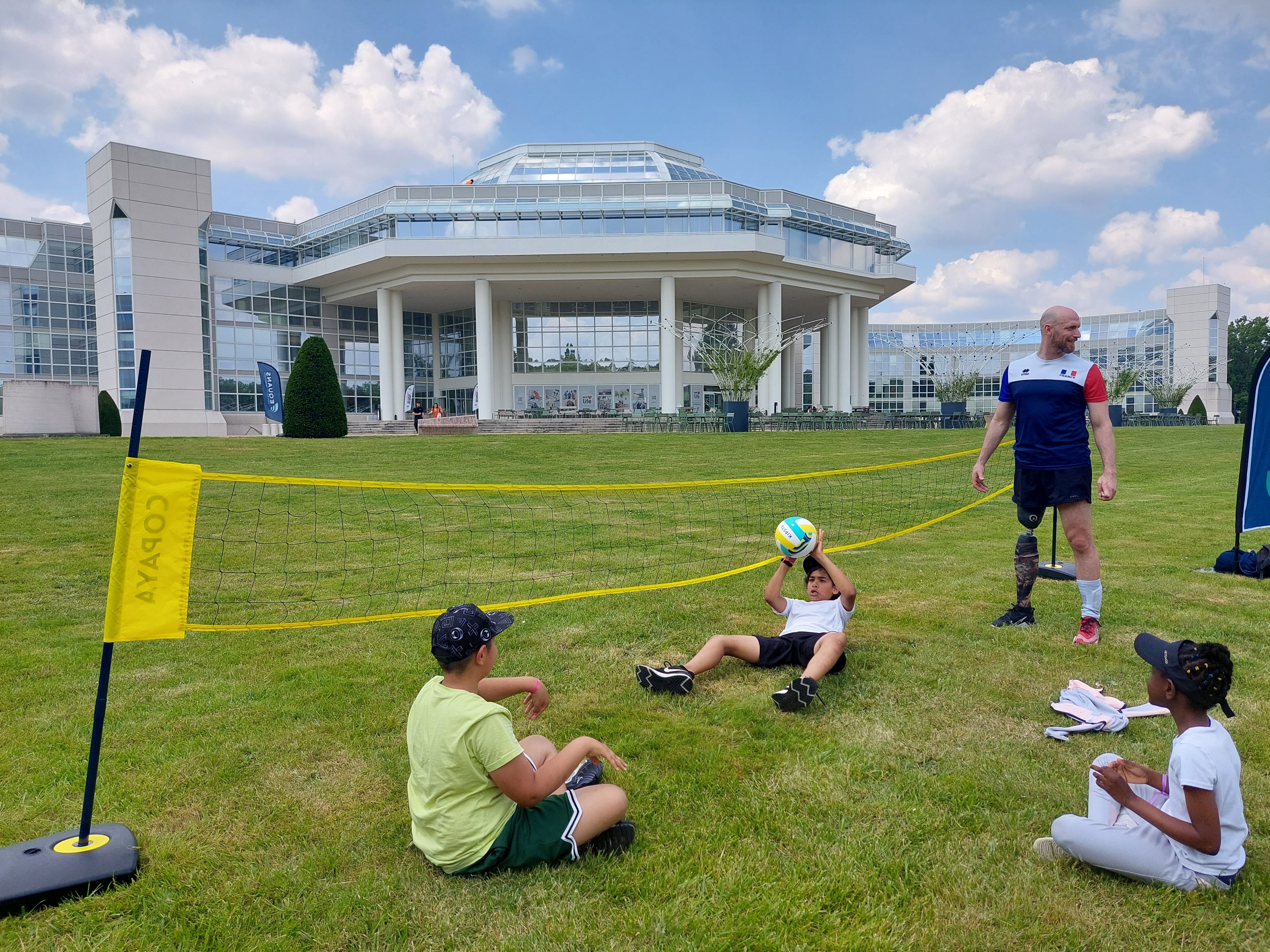 Guyancourt, ce mercredi. Thomas Laronce, joueur de l'équipe de France de volley-assis, organise une petite initiation sur la pelouse du site Challenger, siège de Bouygues Construction. LP/Virginie Wéber