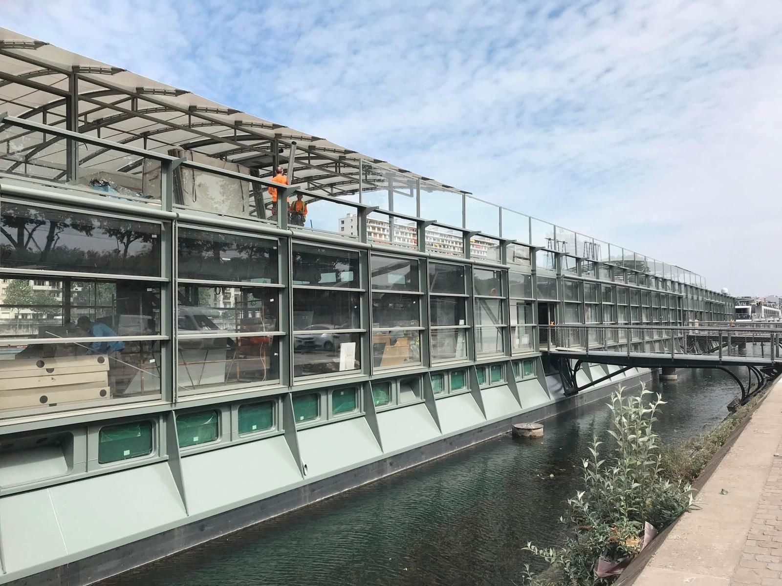 La barge qui fait face au parc André-Citroën (XVe) est encore en plein aménagement. L'ouverture est prévue en juillet 2022, au plus tôt. En attendant, la guinguette que se trouve sur les quais ouvrira dès lundi. DR