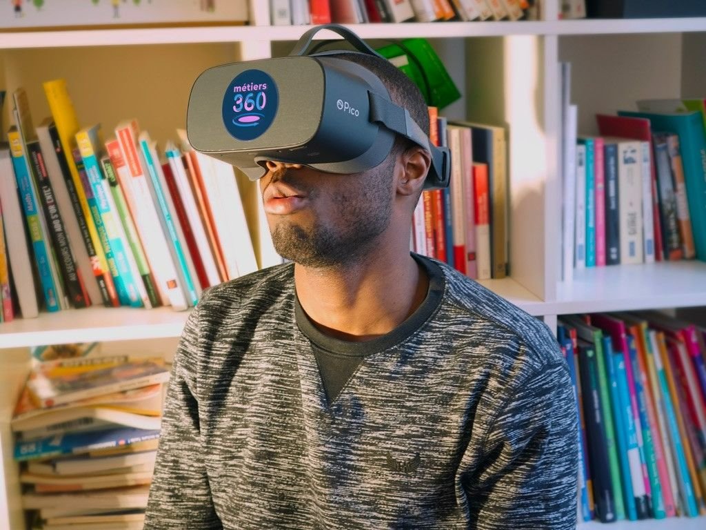 Le demandeur d’emploi enfile son casque de réalité virtuelle et se retrouve dans la pièce où se déroule l’entretien, assis à côté du recruteur. Manpower/Métiers 360
