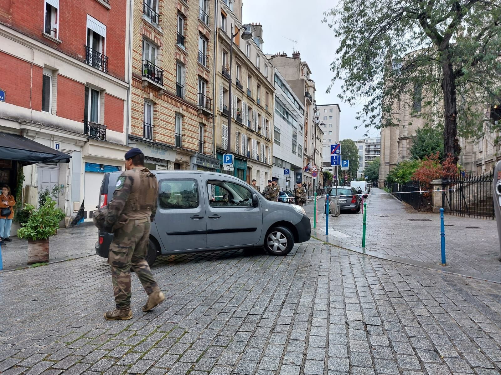 Paris (XXe), ce mercredi après-midi. Un important cordon de sécurité tenu par des policiers et des militaires de l'opération Sentinelle a été déployé autour du lycée Etienne-Dolet. LP/Nicolas Goinard