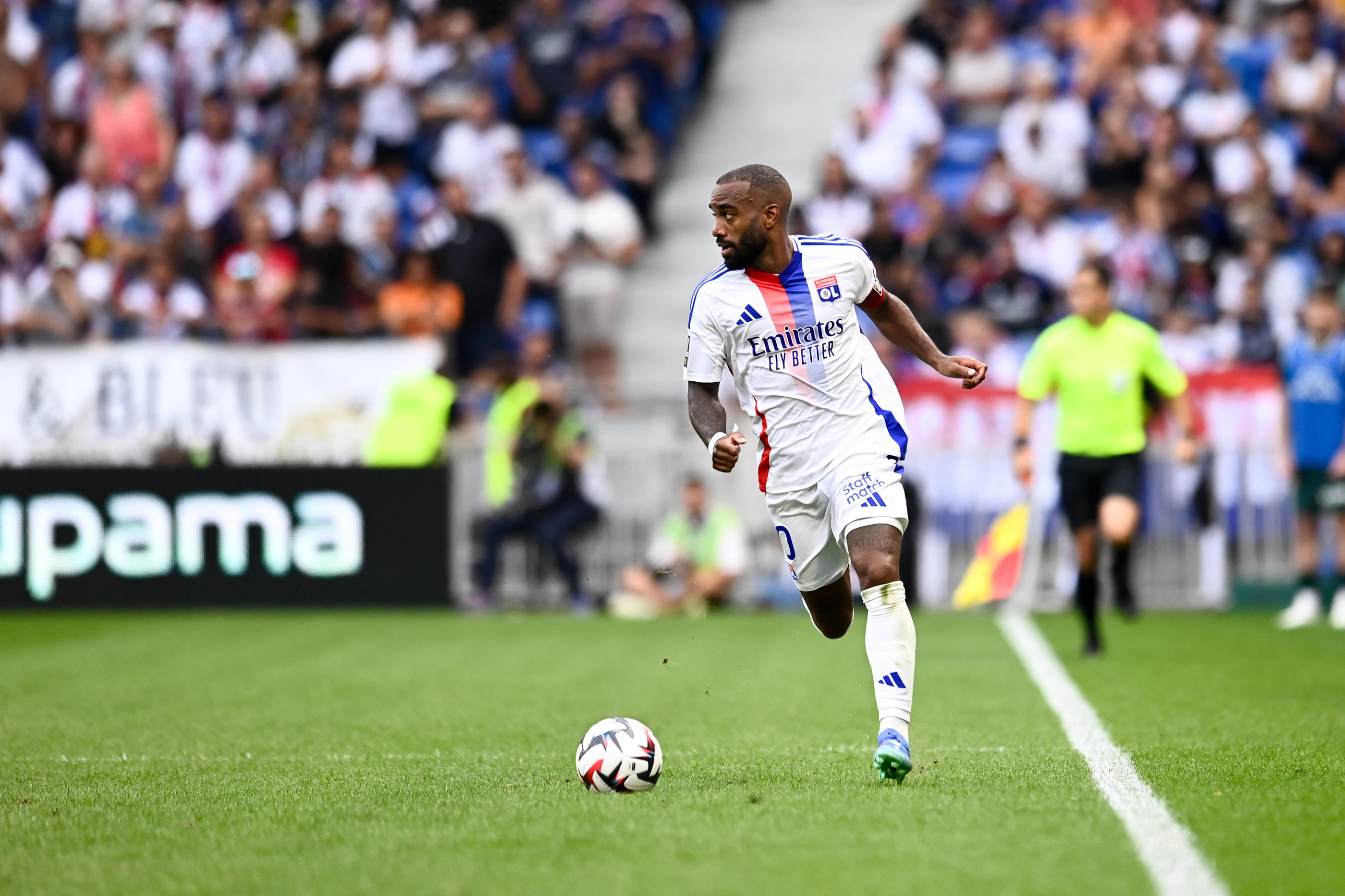 Lyon et Alexandre Lacazette défient Lens en Ligue 1. (Photo by Philippe Lecoeur/FEP/Icon Sport)