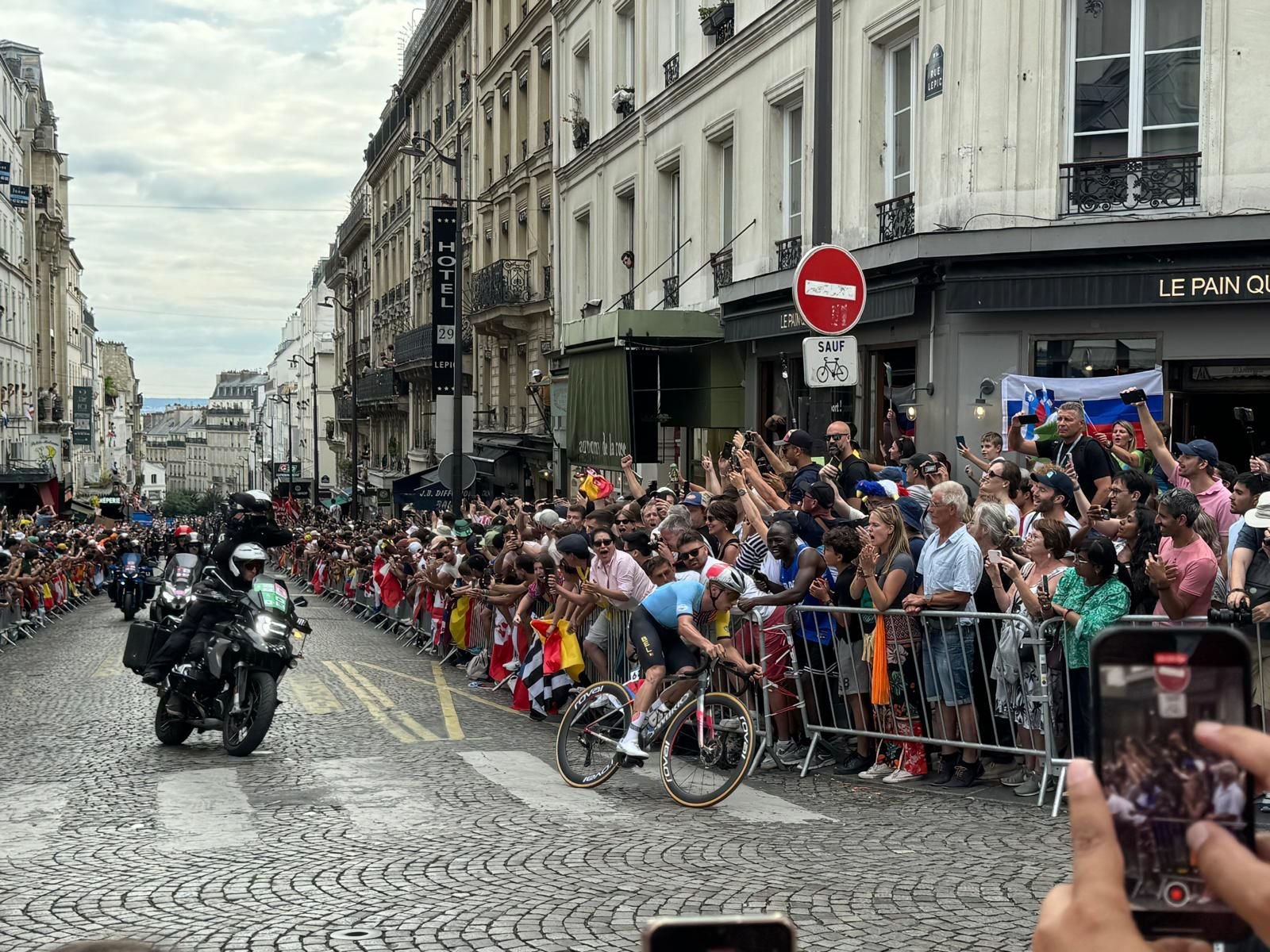 Paris, XVIIIe, le 3 août. Au croisement des rues Lepic et des Abbesses, le public était venu en masse pour assister au passage des cyclistes de l'épreuve de course en ligne des JO dans les artères de Montmartre. LP/Paul Abran