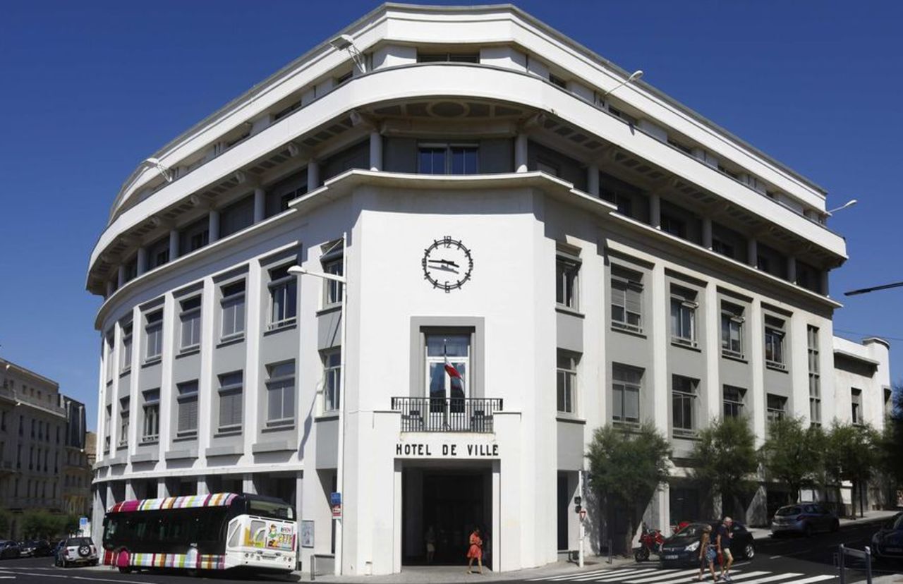 <b></b> Longtemps occupé par le père de Michèle Alliot-Marie, l’hôtel de ville de Biarritz est tenu par le MoDem depuis 1991.