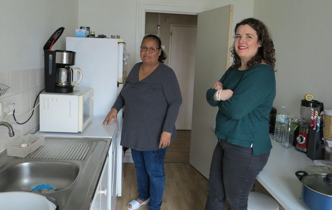 <b></b> Dammarie-les-Lys, jeudi après-midi. Nivo, au côté de Dorothée le Bail Chevreau, conseillère en économie sociale familiale aux Restos du cœur, en train de préparer un café dans son nouvel appartement. 