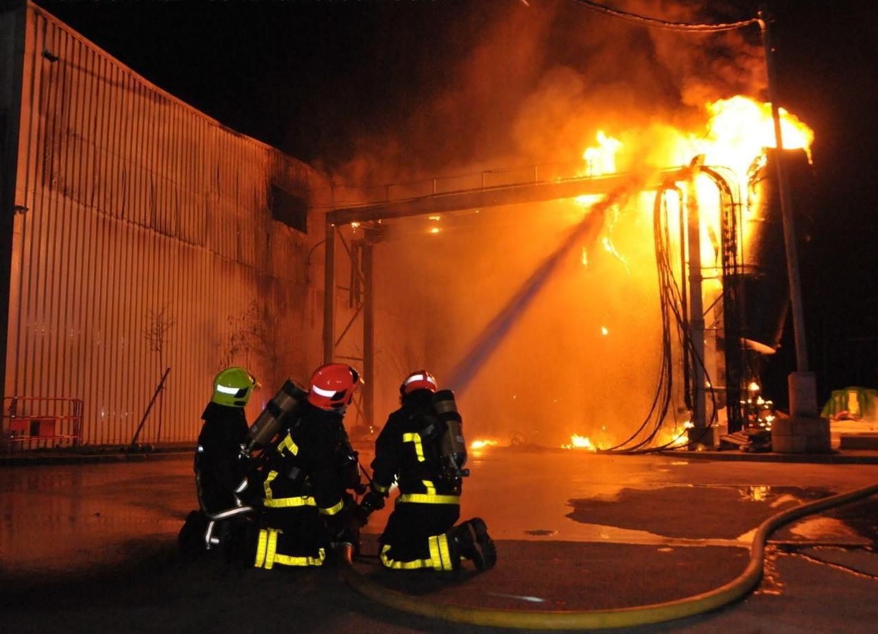 Ozoir, dans la nuit. Jusqu’à une centaine de pompiers sont intervenus au plus fort de l’incendie, qui a détruit l’unité de valorisation des ordures ménagères.