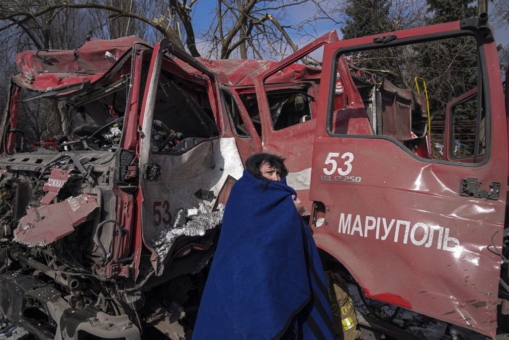 Parmi les photos exposées à Visa pour l'image, celle-ci prise par Evgeniy Maloletka : Une femme devant un camion de pompiers détruit par des tirs d'obus. Marioupol, Ukraine, 10 mars 2022. Evgeniy Maloletka/Associated Press