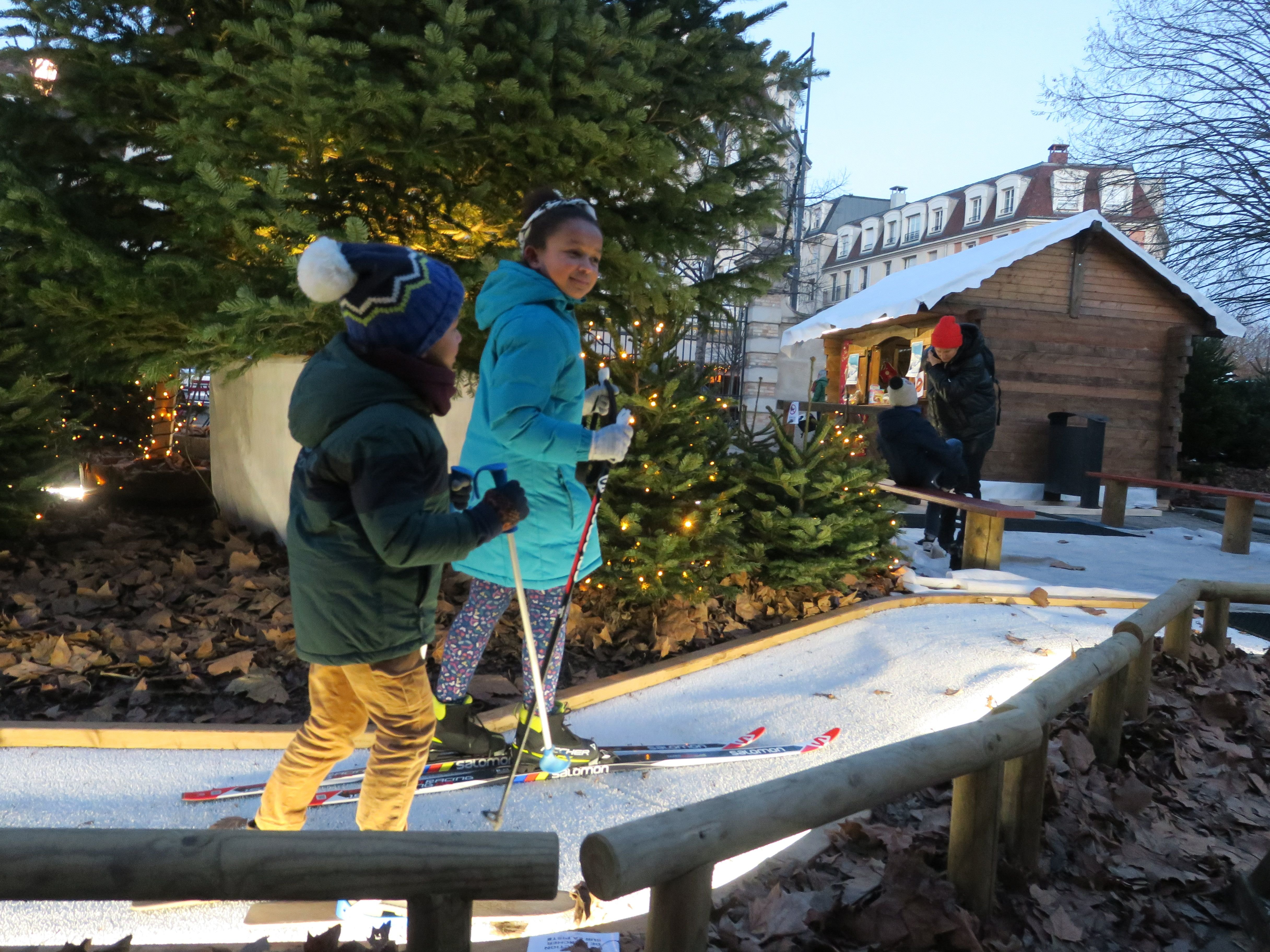 Iris et Mathias ont adoré faire du ski devant la mairie de Maisons-Alfort à la sortie de l'école. La piste est accessible gratuitement jusqu’au 4 janvier. LP/Laure Parny